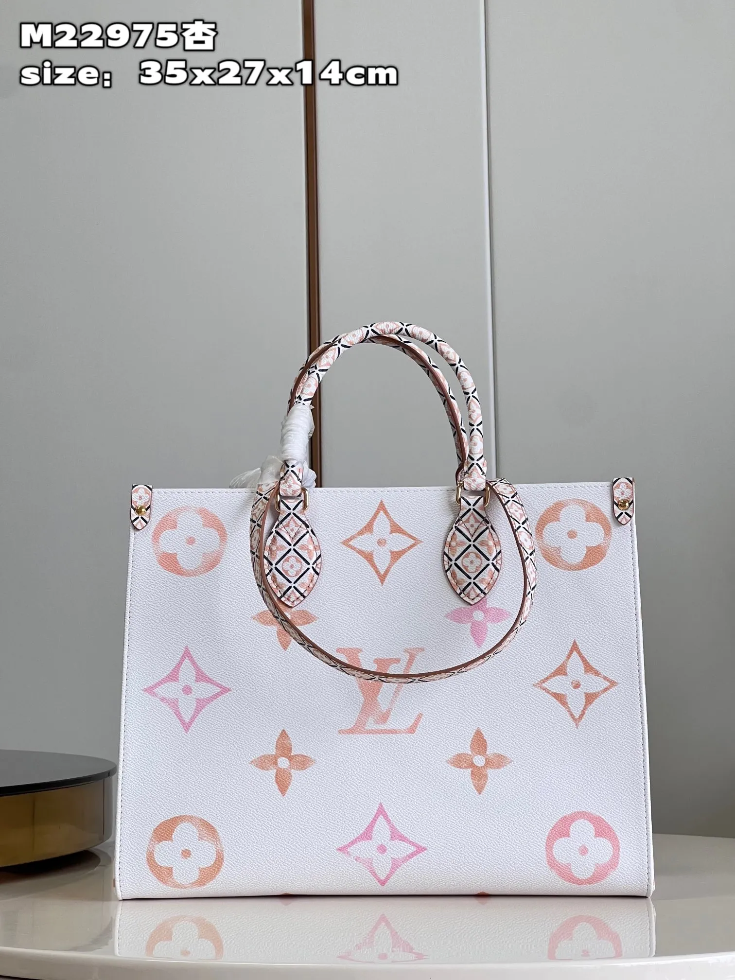 💰900 top original order [Exclusive real shot M22975 Apricot] This OnTheGo medium handbag is painted on coated canvas with a large Monogram pattern, and then the trim and lining are paved with complicated Monogram flowers, showing the inspiration of traditional Portuguese tiles. The ample space combined with the long and short handle design makes it a perfect choice for daily travel. size：35x27x14cm