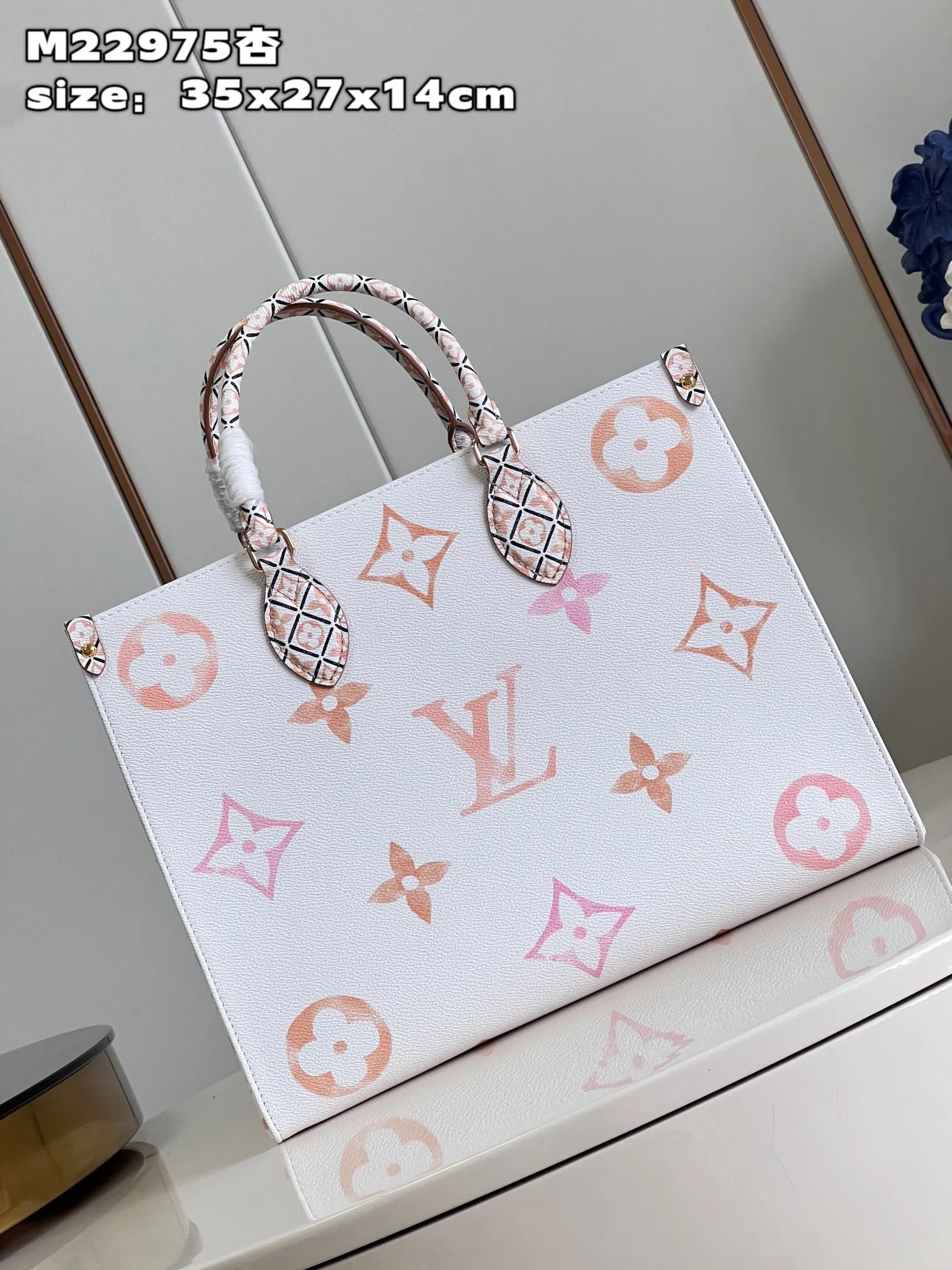 💰900 top original order [Exclusive real shot M22975 Apricot] This OnTheGo medium handbag is painted on coated canvas with a large Monogram pattern, and then the trim and lining are paved with complicated Monogram flowers, showing the inspiration of traditional Portuguese tiles. The ample space combined with the long and short handle design makes it a perfect choice for daily travel. size：35x27x14cm