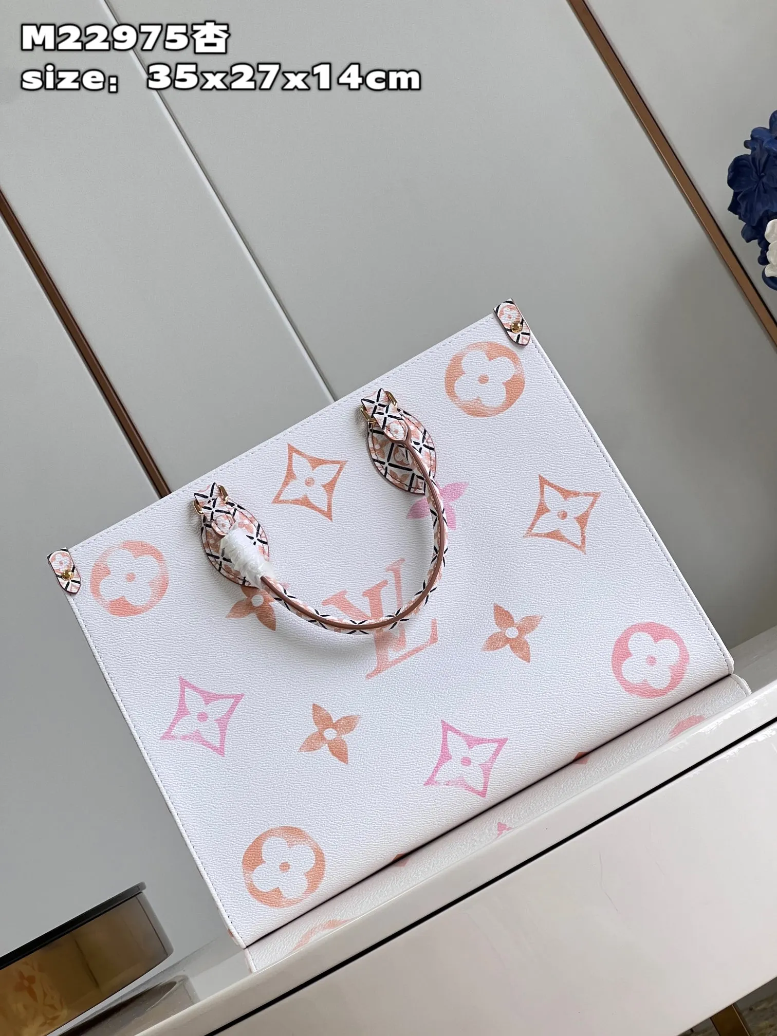 💰900 top original order [Exclusive real shot M22975 Apricot] This OnTheGo medium handbag is painted on coated canvas with a large Monogram pattern, and then the trim and lining are paved with complicated Monogram flowers, showing the inspiration of traditional Portuguese tiles. The ample space combined with the long and short handle design makes it a perfect choice for daily travel. size：35x27x14cm