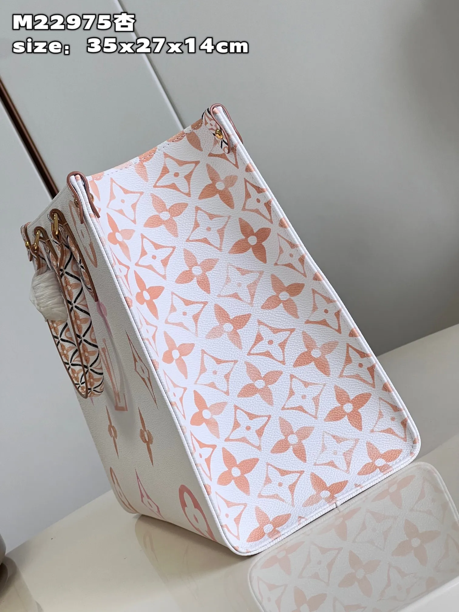 💰900 top original order [Exclusive real shot M22975 Apricot] This OnTheGo medium handbag is painted on coated canvas with a large Monogram pattern, and then the trim and lining are paved with complicated Monogram flowers, showing the inspiration of traditional Portuguese tiles. The ample space combined with the long and short handle design makes it a perfect choice for daily travel. size：35x27x14cm