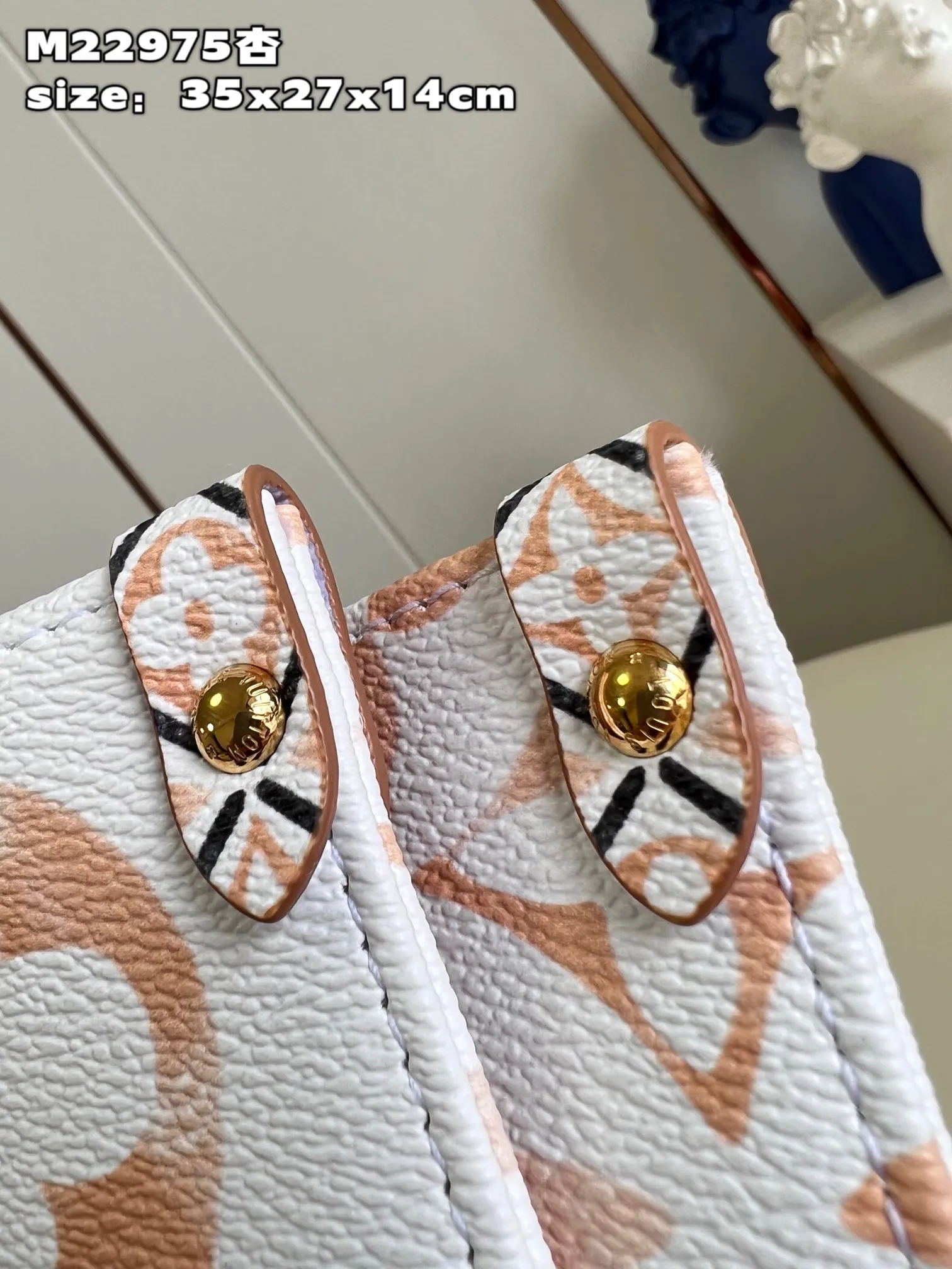 💰900 top original order [Exclusive real shot M22975 Apricot] This OnTheGo medium handbag is painted on coated canvas with a large Monogram pattern, and then the trim and lining are paved with complicated Monogram flowers, showing the inspiration of traditional Portuguese tiles. The ample space combined with the long and short handle design makes it a perfect choice for daily travel. size：35x27x14cm