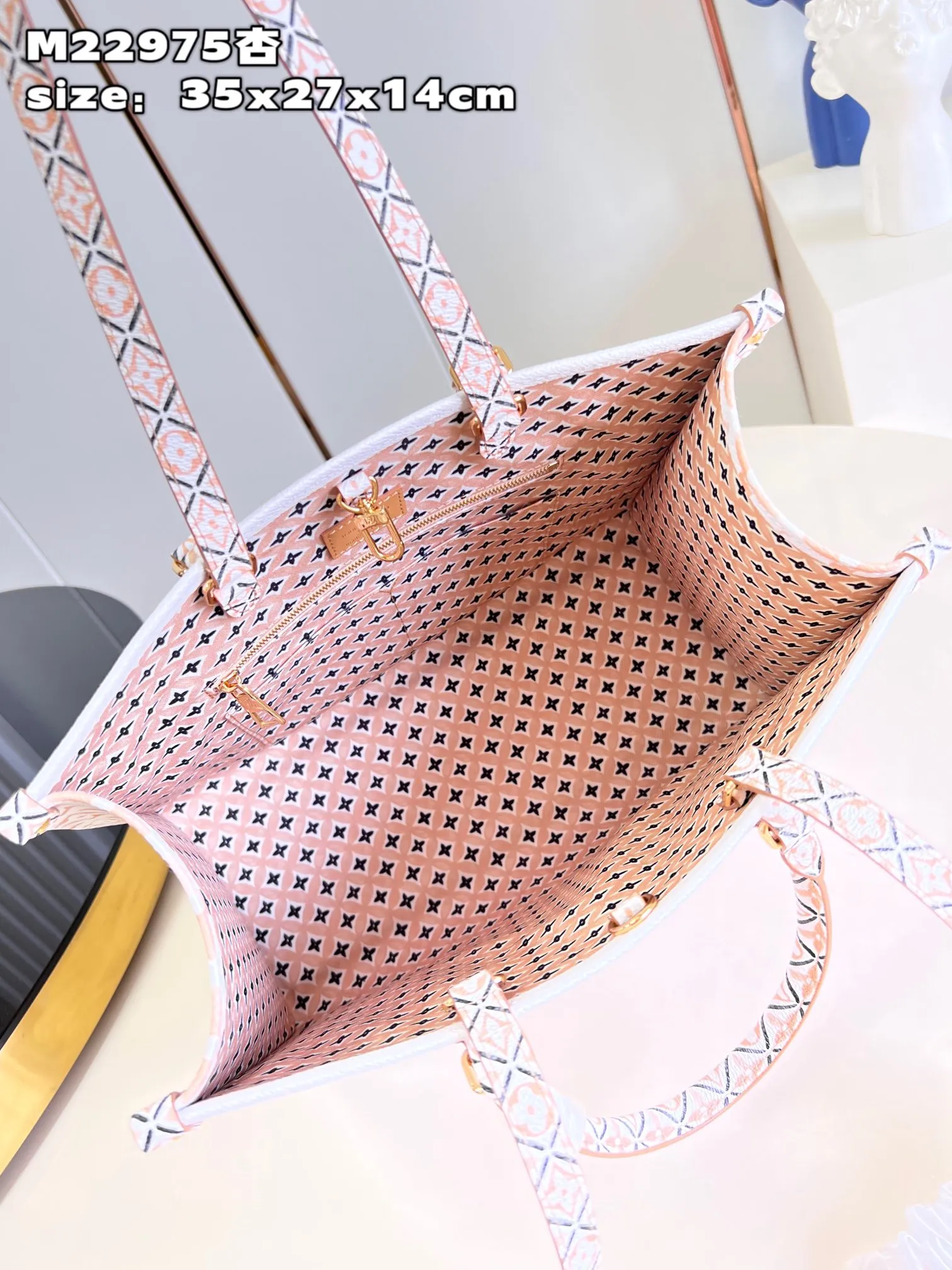 💰900 top original order [Exclusive real shot M22975 Apricot] This OnTheGo medium handbag is painted on coated canvas with a large Monogram pattern, and then the trim and lining are paved with complicated Monogram flowers, showing the inspiration of traditional Portuguese tiles. The ample space combined with the long and short handle design makes it a perfect choice for daily travel. size：35x27x14cm