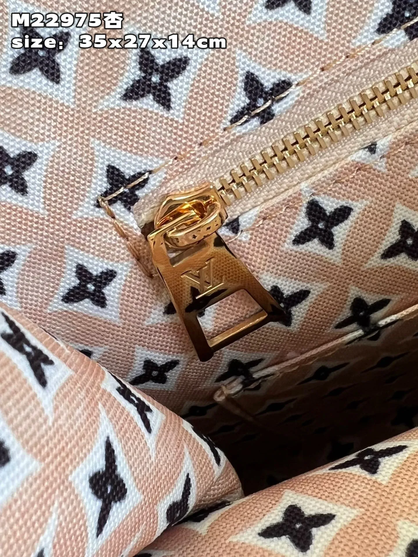 💰900 top original order [Exclusive real shot M22975 Apricot] This OnTheGo medium handbag is painted on coated canvas with a large Monogram pattern, and then the trim and lining are paved with complicated Monogram flowers, showing the inspiration of traditional Portuguese tiles. The ample space combined with the long and short handle design makes it a perfect choice for daily travel. size：35x27x14cm