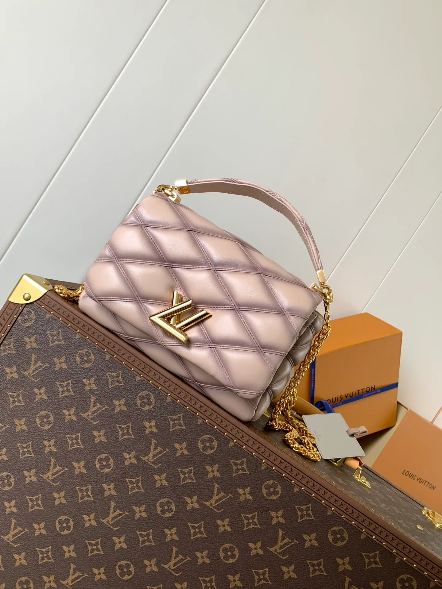 💰1280 (top layer leather) top original order, code changing chip M23045 dark gray M22891 beige M23601 brown M22891 black M12338 vanilla M24465 pink gradient M23682 dark blue M12434 blue gradient M22891 blue and white checkered M22891 red and white checkered M25107 silver M22891 patent leather M22892 black pink gradient M24186 light blue gradient M24465 nude pink gradient M12567 burgundy M11374 black hardware M12332 light coffee color M22890 white leather black stripes M23568 gray pink gradient Top original custom leather ~ colors are being updated continuously! This medium GO-14 bag is crafted from rich sheepskin leather with a quilted pattern that pays homage to the brand's traditional luggage designs. The Twist lock makes a striking statement, and the top handle can be carried by hand alone, or it can be transformed into a leather shoulder pad on the sliding chain strap for comfortable shoulder or cross-body wear. Dimensions: 23 x 16 x 10cm
