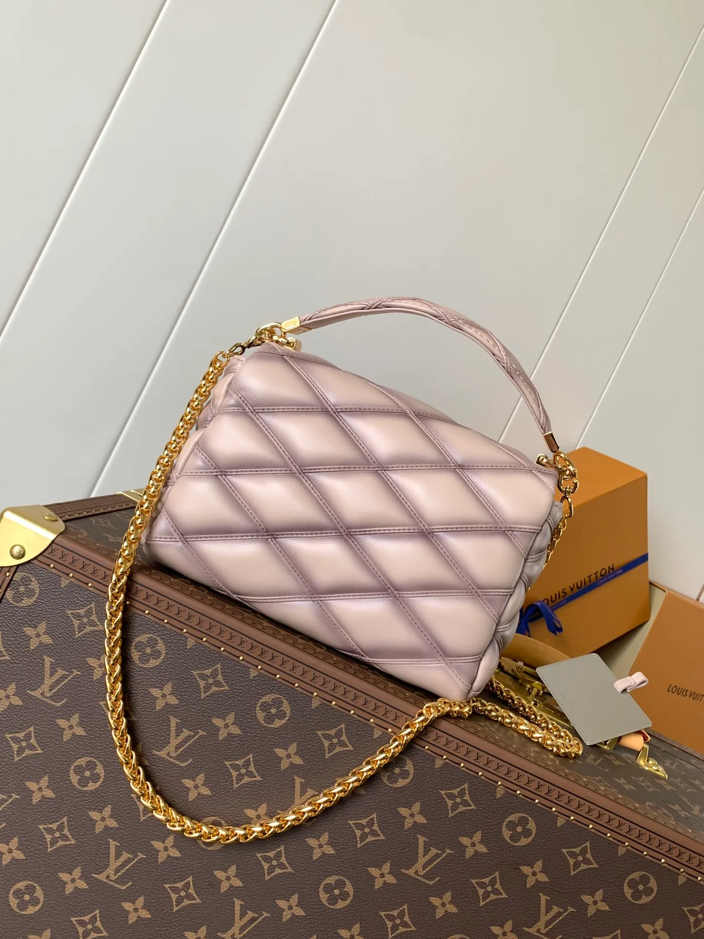 💰1280 (top layer leather) top original order, code changing chip M23045 dark gray M22891 beige M23601 brown M22891 black M12338 vanilla M24465 pink gradient M23682 dark blue M12434 blue gradient M22891 blue and white checkered M22891 red and white checkered M25107 silver M22891 patent leather M22892 black pink gradient M24186 light blue gradient M24465 nude pink gradient M12567 burgundy M11374 black hardware M12332 light coffee color M22890 white leather black stripes M23568 gray pink gradient Top original custom leather ~ colors are being updated continuously! This medium GO-14 bag is crafted from rich sheepskin leather with a quilted pattern that pays homage to the brand's traditional luggage designs. The Twist lock makes a striking statement, and the top handle can be carried by hand alone, or it can be transformed into a leather shoulder pad on the sliding chain strap for comfortable shoulder or cross-body wear. Dimensions: 23 x 16 x 10cm