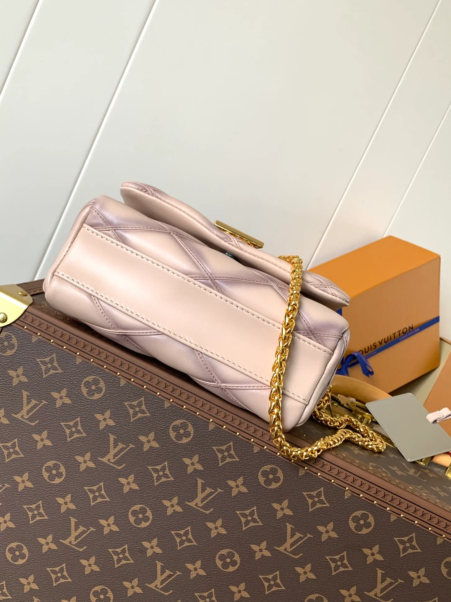 💰1280 (top layer leather) top original order, code changing chip M23045 dark gray M22891 beige M23601 brown M22891 black M12338 vanilla M24465 pink gradient M23682 dark blue M12434 blue gradient M22891 blue and white checkered M22891 red and white checkered M25107 silver M22891 patent leather M22892 black pink gradient M24186 light blue gradient M24465 nude pink gradient M12567 burgundy M11374 black hardware M12332 light coffee color M22890 white leather black stripes M23568 gray pink gradient Top original custom leather ~ colors are being updated continuously! This medium GO-14 bag is crafted from rich sheepskin leather with a quilted pattern that pays homage to the brand's traditional luggage designs. The Twist lock makes a striking statement, and the top handle can be carried by hand alone, or it can be transformed into a leather shoulder pad on the sliding chain strap for comfortable shoulder or cross-body wear. Dimensions: 23 x 16 x 10cm
