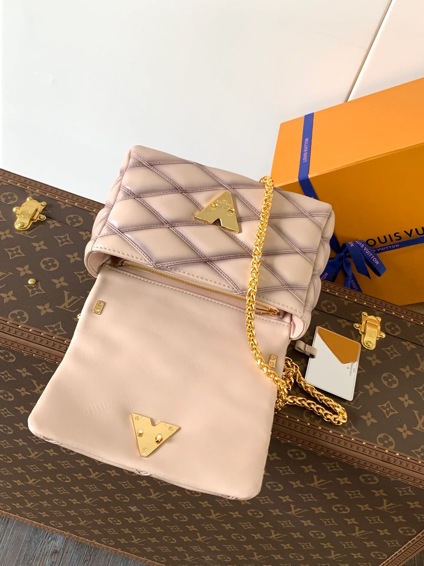 💰1280 (top layer leather) top original order, code changing chip M23045 dark gray M22891 beige M23601 brown M22891 black M12338 vanilla M24465 pink gradient M23682 dark blue M12434 blue gradient M22891 blue and white checkered M22891 red and white checkered M25107 silver M22891 patent leather M22892 black pink gradient M24186 light blue gradient M24465 nude pink gradient M12567 burgundy M11374 black hardware M12332 light coffee color M22890 white leather black stripes M23568 gray pink gradient Top original custom leather ~ colors are being updated continuously! This medium GO-14 bag is crafted from rich sheepskin leather with a quilted pattern that pays homage to the brand's traditional luggage designs. The Twist lock makes a striking statement, and the top handle can be carried by hand alone, or it can be transformed into a leather shoulder pad on the sliding chain strap for comfortable shoulder or cross-body wear. Dimensions: 23 x 16 x 10cm