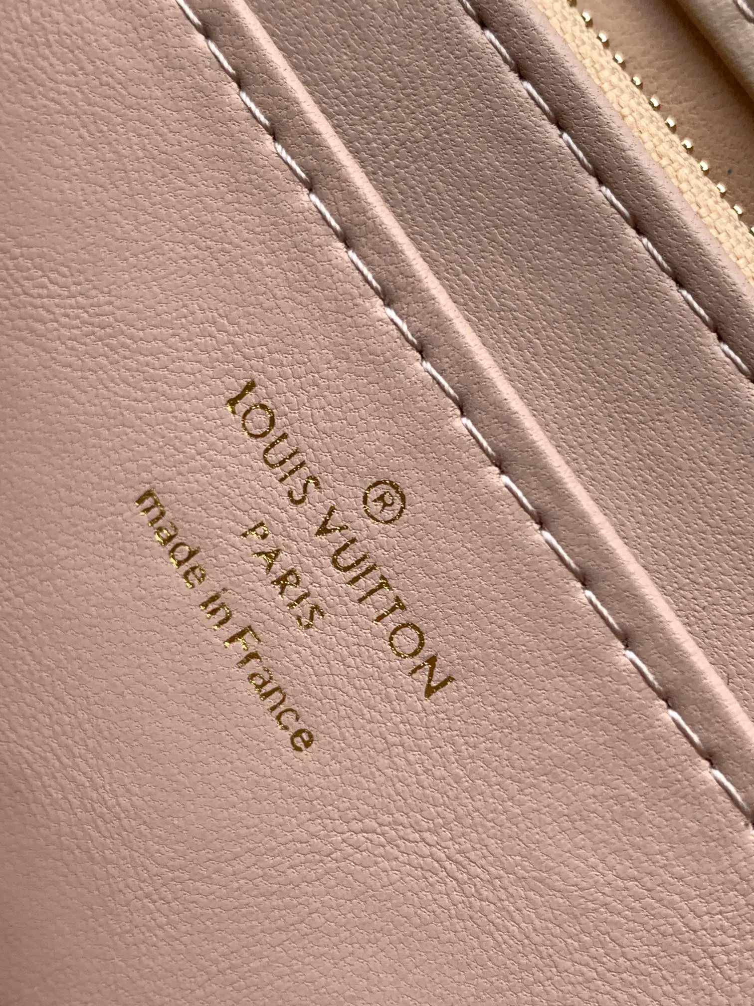 💰1280 (top layer leather) top original order, code changing chip M23045 dark gray M22891 beige M23601 brown M22891 black M12338 vanilla M24465 pink gradient M23682 dark blue M12434 blue gradient M22891 blue and white checkered M22891 red and white checkered M25107 silver M22891 patent leather M22892 black pink gradient M24186 light blue gradient M24465 nude pink gradient M12567 burgundy M11374 black hardware M12332 light coffee color M22890 white leather black stripes M23568 gray pink gradient Top original custom leather ~ colors are being updated continuously! This medium GO-14 bag is crafted from rich sheepskin leather with a quilted pattern that pays homage to the brand's traditional luggage designs. The Twist lock makes a striking statement, and the top handle can be carried by hand alone, or it can be transformed into a leather shoulder pad on the sliding chain strap for comfortable shoulder or cross-body wear. Dimensions: 23 x 16 x 10cm