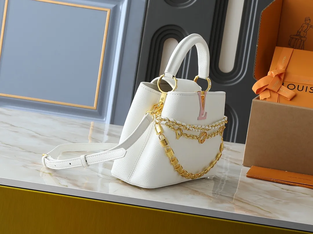 💰420💰Guangzhou goods Upgraded original M12345 M12346 M12279 M11908 M11906 This Capucines BB handbag is from the Trilogy series, using Taurillon cow leather and dazzling metal parts to convey elegant style. The gorgeous chain is embellished with a mini padlock and an enamel Monogram flower. The flap can be placed externally or internally to open multiple pockets. The sophisticated design allows for a variety of carrying experiences. Dimensions: 27.0 x 17.3 x 9.0 cm (length x height x width)