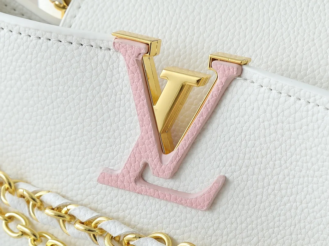 💰420💰Guangzhou goods Upgraded original M12345 M12346 M12279 M11908 M11906 This Capucines BB handbag is from the Trilogy series, using Taurillon cow leather and dazzling metal parts to convey elegant style. The gorgeous chain is embellished with a mini padlock and an enamel Monogram flower. The flap can be placed externally or internally to open multiple pockets. The sophisticated design allows for a variety of carrying experiences. Dimensions: 27.0 x 17.3 x 9.0 cm (length x height x width)