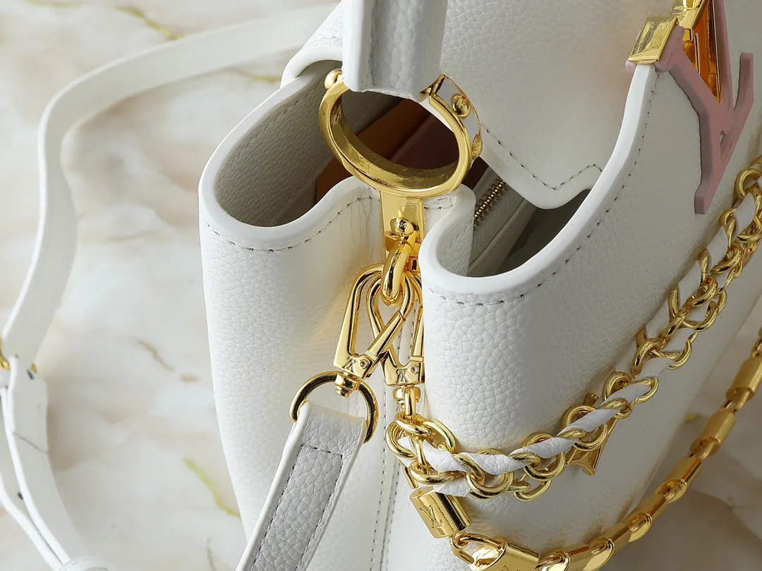 💰420💰Guangzhou goods Upgraded original M12345 M12346 M12279 M11908 M11906 This Capucines BB handbag is from the Trilogy series, using Taurillon cow leather and dazzling metal parts to convey elegant style. The gorgeous chain is embellished with a mini padlock and an enamel Monogram flower. The flap can be placed externally or internally to open multiple pockets. The sophisticated design allows for a variety of carrying experiences. Dimensions: 27.0 x 17.3 x 9.0 cm (length x height x width)