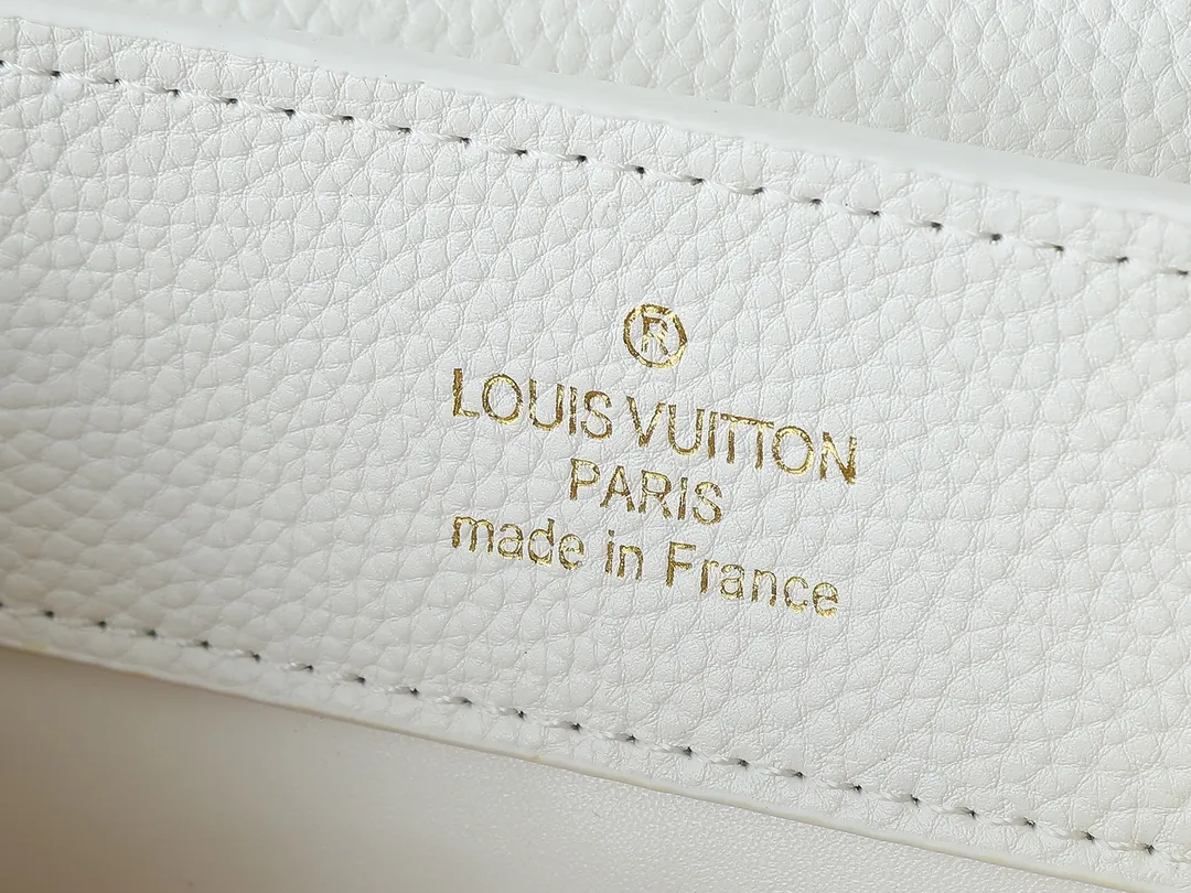 💰420💰Guangzhou goods Upgraded original M12345 M12346 M12279 M11908 M11906 This Capucines BB handbag is from the Trilogy series, using Taurillon cow leather and dazzling metal parts to convey elegant style. The gorgeous chain is embellished with a mini padlock and an enamel Monogram flower. The flap can be placed externally or internally to open multiple pockets. The sophisticated design allows for a variety of carrying experiences. Dimensions: 27.0 x 17.3 x 9.0 cm (length x height x width)