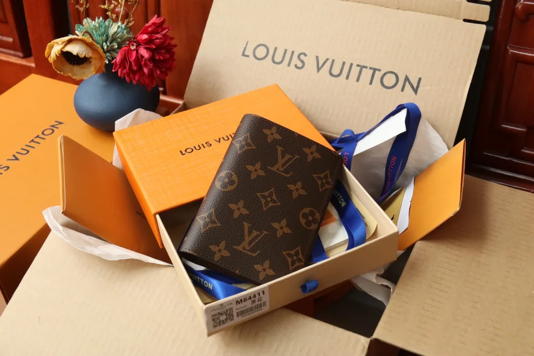 Original order M64501 passport holder 💰240 An excellent companion for fashionable travel. Lined with luxurious grained calfskin and featuring a multi-compartment interior, this is a classic travel accessory. The image of a giraffe carrying a gorgeous Louis Vuitton handbag and making a shopping spree transforms this elegant passport holder into the embodiment of cuteness. 10.0x14.0x2.5cm