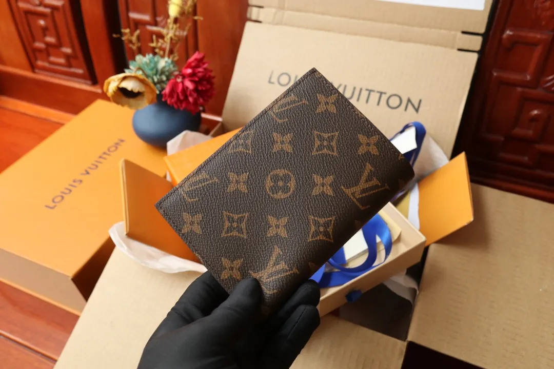 Original order M64501 passport holder 💰240 An excellent companion for fashionable travel. Lined with luxurious grained calfskin and featuring a multi-compartment interior, this is a classic travel accessory. The image of a giraffe carrying a gorgeous Louis Vuitton handbag and making a shopping spree transforms this elegant passport holder into the embodiment of cuteness. 10.0x14.0x2.5cm