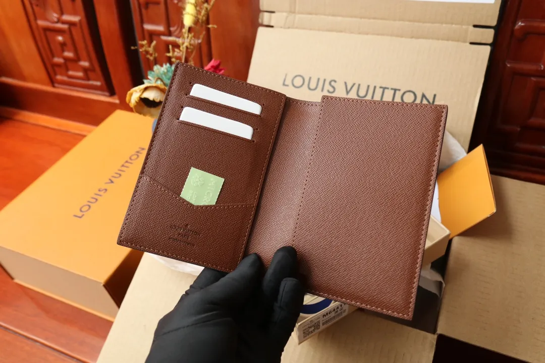 Original order M64501 passport holder 💰240 An excellent companion for fashionable travel. Lined with luxurious grained calfskin and featuring a multi-compartment interior, this is a classic travel accessory. The image of a giraffe carrying a gorgeous Louis Vuitton handbag and making a shopping spree transforms this elegant passport holder into the embodiment of cuteness. 10.0x14.0x2.5cm