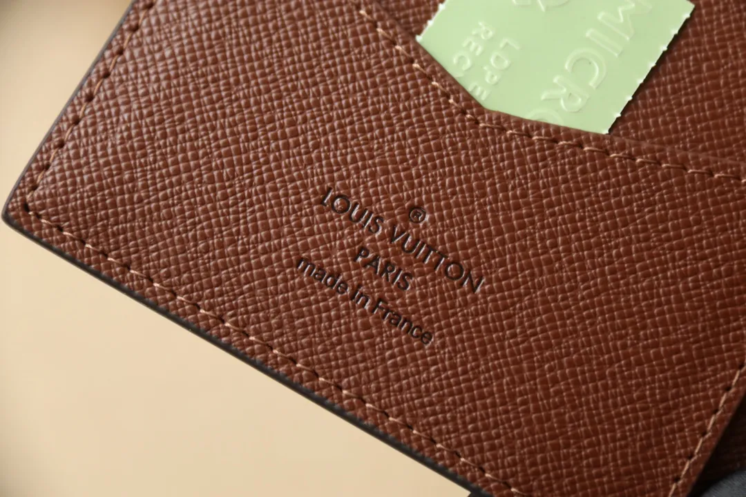 Original order M64501 passport holder 💰240 An excellent companion for fashionable travel. Lined with luxurious grained calfskin and featuring a multi-compartment interior, this is a classic travel accessory. The image of a giraffe carrying a gorgeous Louis Vuitton handbag and making a shopping spree transforms this elegant passport holder into the embodiment of cuteness. 10.0x14.0x2.5cm