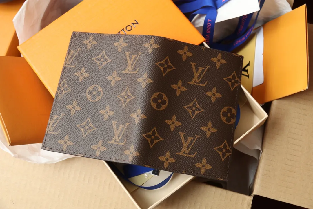 Original order M64501 passport holder 💰240 An excellent companion for fashionable travel. Lined with luxurious grained calfskin and featuring a multi-compartment interior, this is a classic travel accessory. The image of a giraffe carrying a gorgeous Louis Vuitton handbag and making a shopping spree transforms this elegant passport holder into the embodiment of cuteness. 10.0x14.0x2.5cm