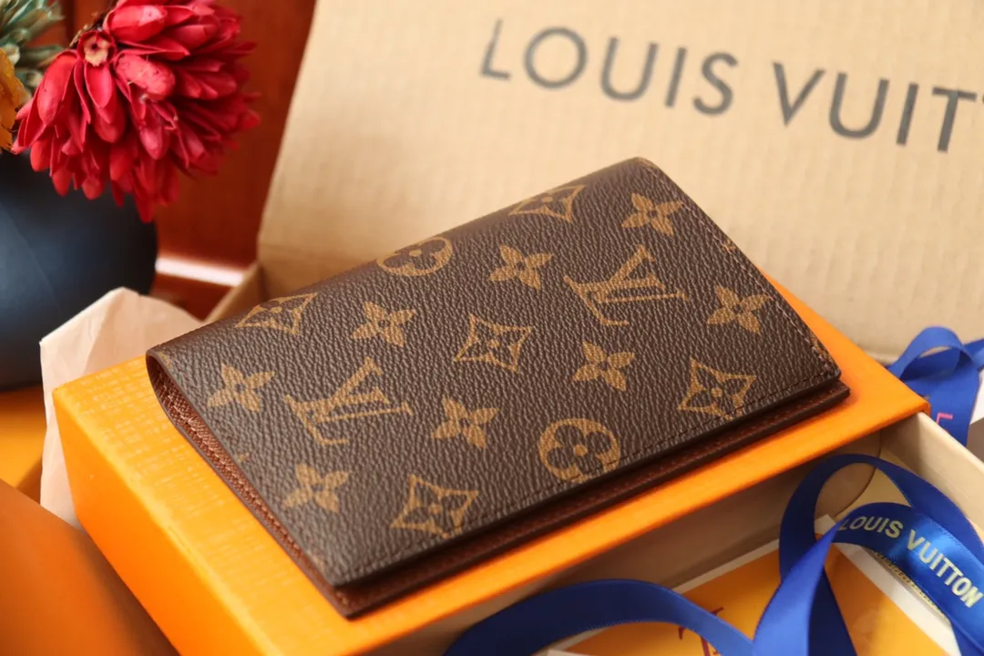 Original order M64501 passport holder 💰240 An excellent companion for fashionable travel. Lined with luxurious grained calfskin and featuring a multi-compartment interior, this is a classic travel accessory. The image of a giraffe carrying a gorgeous Louis Vuitton handbag and making a shopping spree transforms this elegant passport holder into the embodiment of cuteness. 10.0x14.0x2.5cm