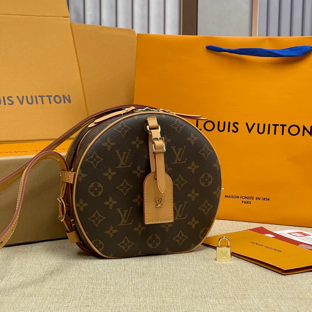 [Upgraded version] P500¥ Upgraded version · Comes with gift box packaging🎁❣️BOITE CHAPEAU handbag apple bag M52294 Nicolas Ghesquière is shaped like a classic hat box. Dimensions 20.0 x 22.5 x 8.0 cm, multiple carrying methods, double shoulder, single shoulder, crossbody, hand carry