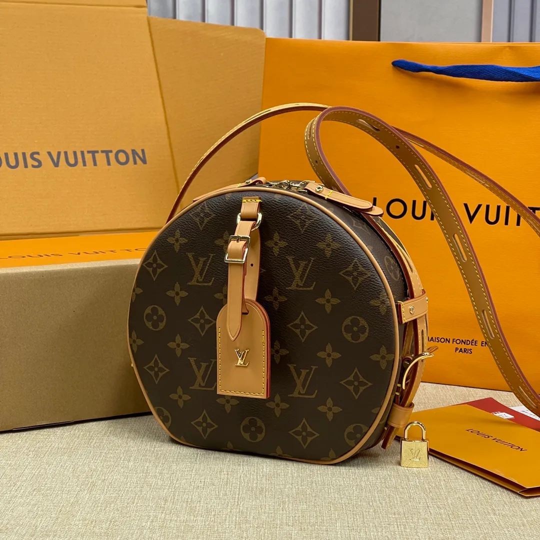 [Upgraded version] P500¥ Upgraded version · Comes with gift box packaging🎁❣️BOITE CHAPEAU handbag apple bag M52294 Nicolas Ghesquière is shaped like a classic hat box. Dimensions 20.0 x 22.5 x 8.0 cm, multiple carrying methods, double shoulder, single shoulder, crossbody, hand carry
