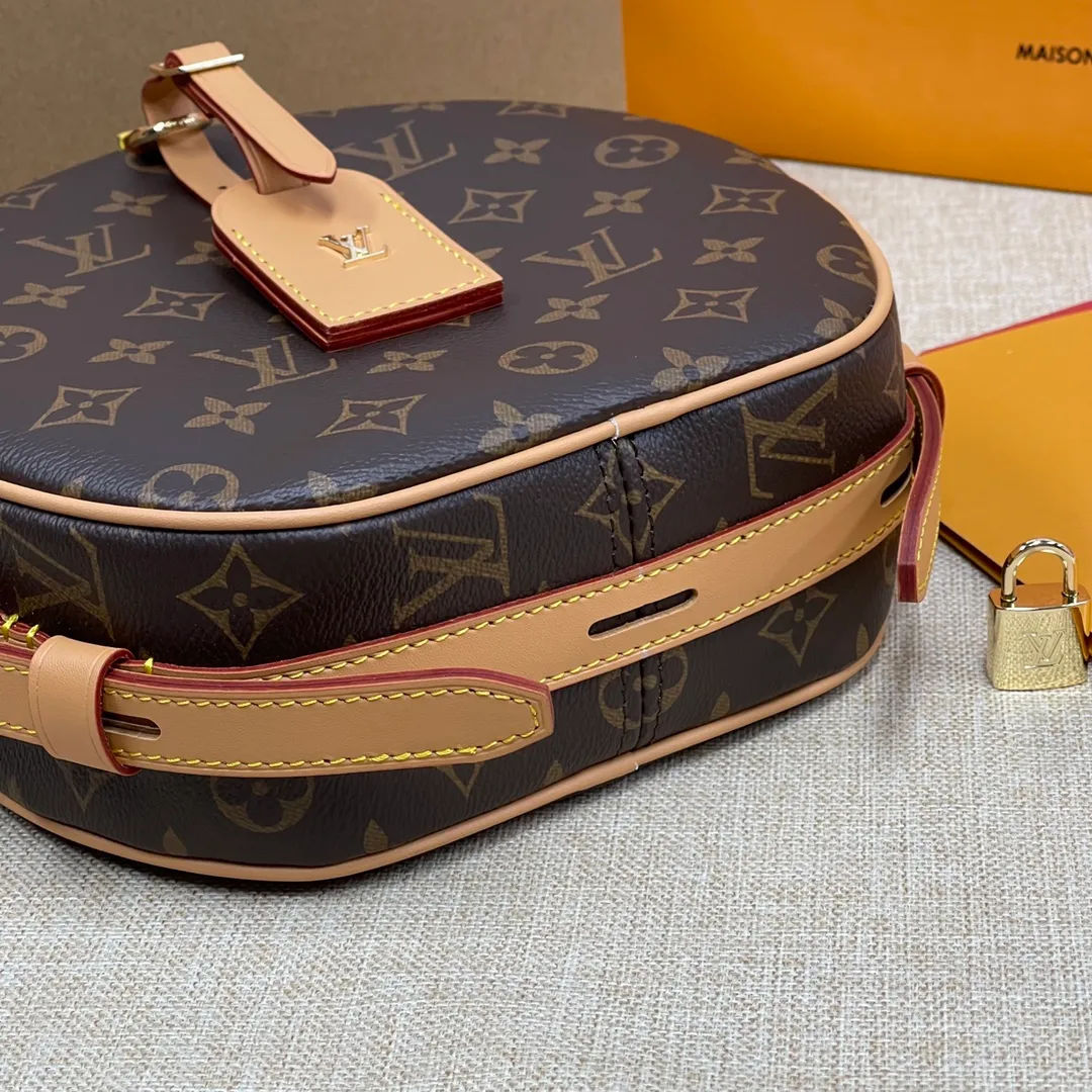 [Upgraded version] P500¥ Upgraded version · Comes with gift box packaging🎁❣️BOITE CHAPEAU handbag apple bag M52294 Nicolas Ghesquière is shaped like a classic hat box. Dimensions 20.0 x 22.5 x 8.0 cm, multiple carrying methods, double shoulder, single shoulder, crossbody, hand carry