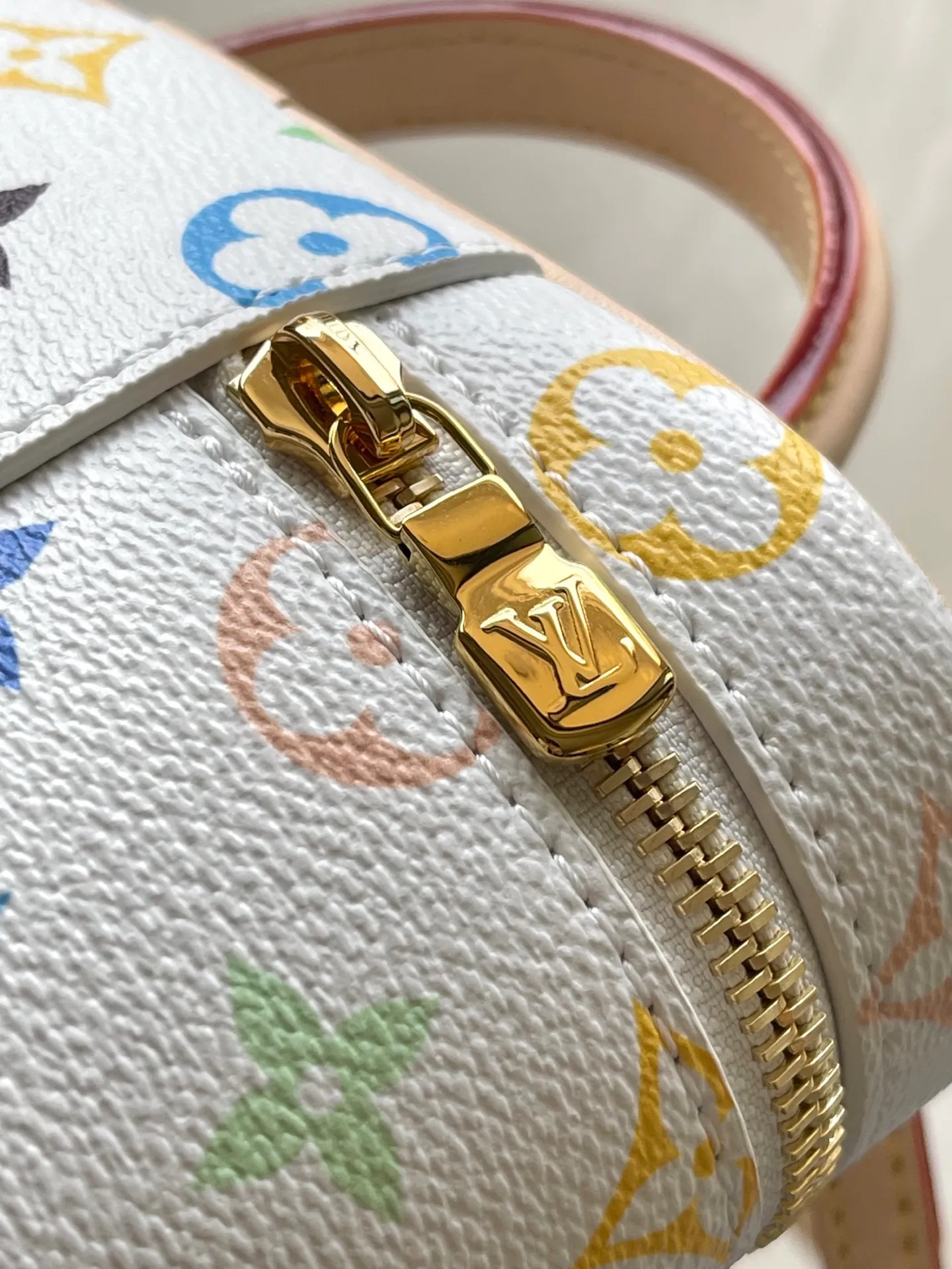 💰1000 Top Original Order M13662 This Vanity Pouch handbag is from the Louis Vuitton x Murakami reissue series, reinterpreting the brand's classic Monogram pattern with the artist's bright colors. The coated canvas is trimmed with cow leather, and the zipper closure, detachable chain and LV-engraved padlock add a metallic sheen. Dimensions: 19 × 11.5 × 6.5 cm