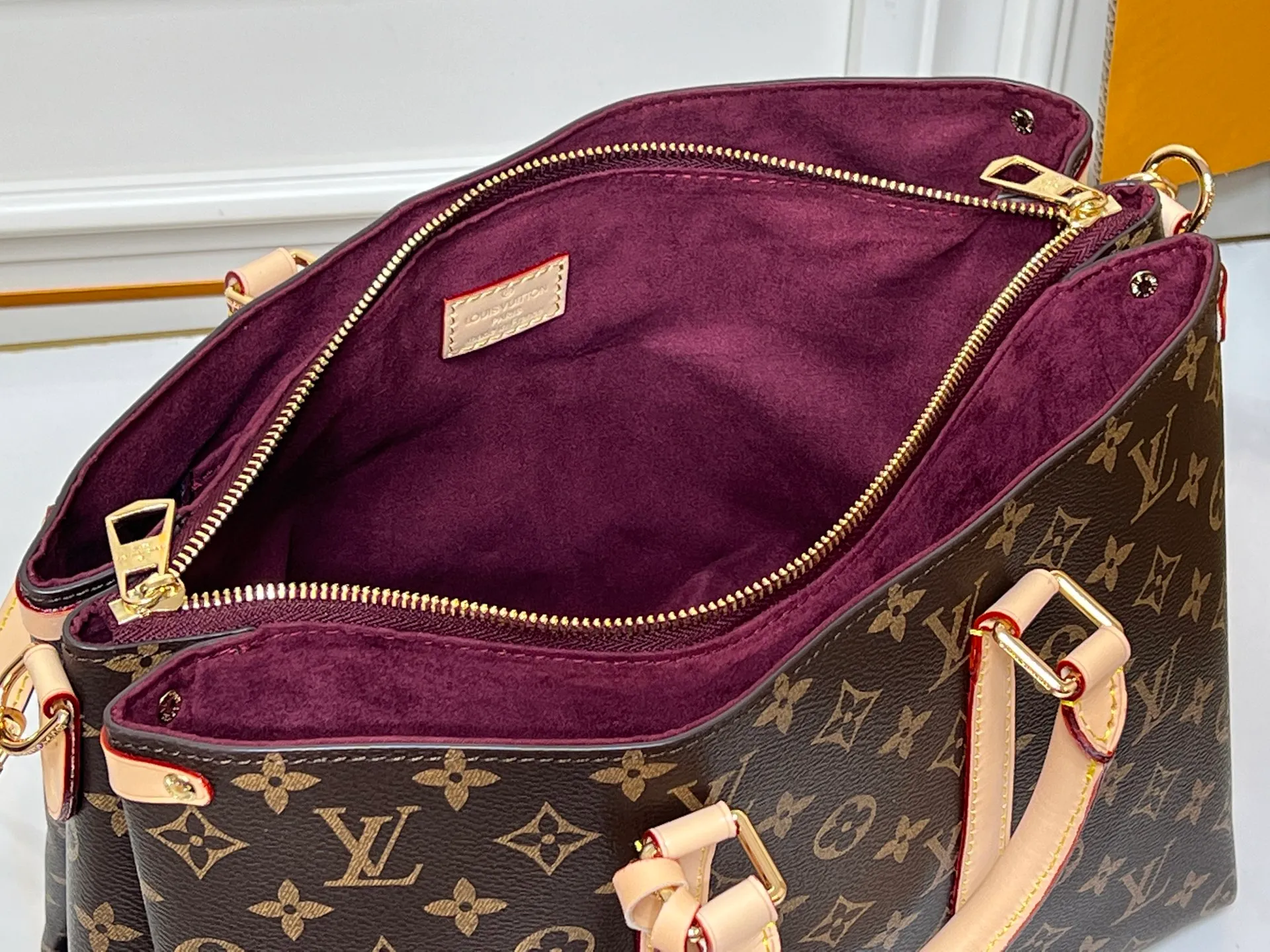 Batch 300💰 Upgraded original large size Newly arrived OPEN HANDBAG handbag M44816 M44815 M44818 Black Pink Red Presbyopia Open Handbag is made of selected Monogram canvas and decorated with classic details, including side branches and two-sided textured leather trim, gold rivets and nails classic leather luggage tags, top handles and detachable and adjustable length shoulder straps. Large 35x24x15, small 29.0×19.0×10.0cm