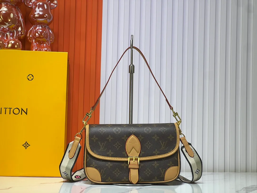 Batch 220💰M45985 Web Diane handbag reshapes the classic design of the 1990s, incorporating retro elements such as leather corners and traditional buckles into the Monogram canvas body, with pockets and a neat inner layer. The wide jacquard shoulder strap features the bold Louis Vuitton logo and Monogram flowers on either side. 24.0 x 15.0 x 9.0 cm cm