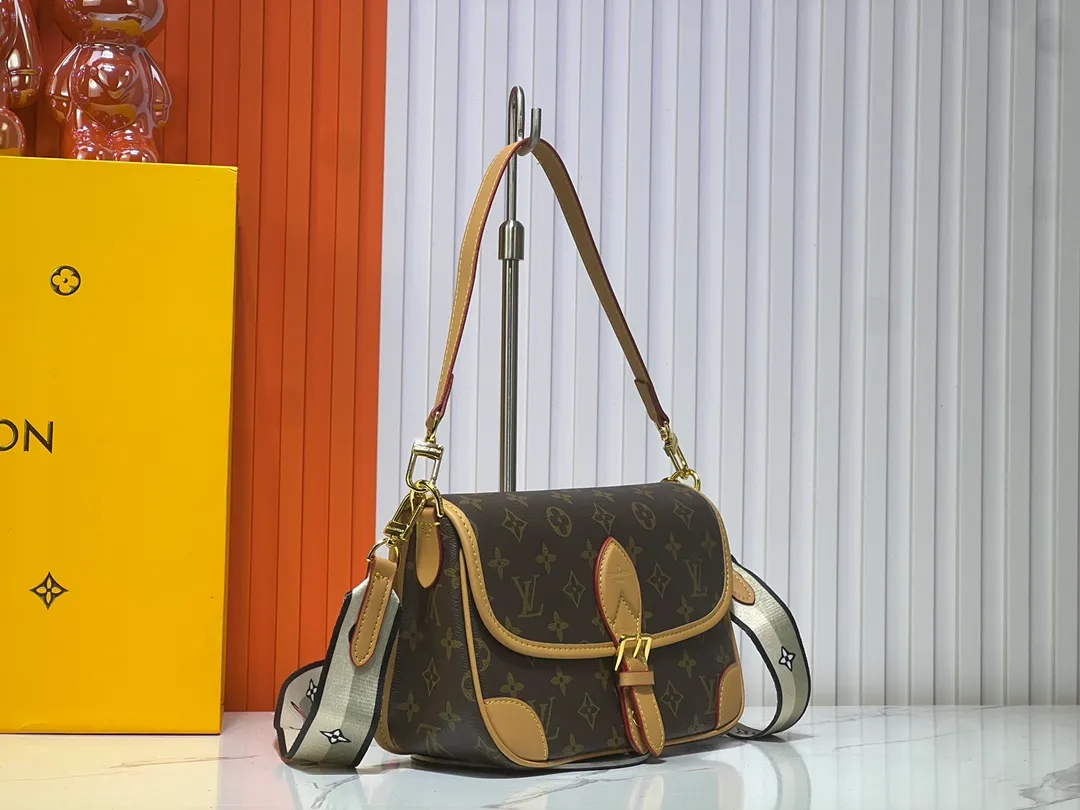 Batch 220💰M45985 Web Diane handbag reshapes the classic design of the 1990s, incorporating retro elements such as leather corners and traditional buckles into the Monogram canvas body, with pockets and a neat inner layer. The wide jacquard shoulder strap features the bold Louis Vuitton logo and Monogram flowers on either side. 24.0 x 15.0 x 9.0 cm cm