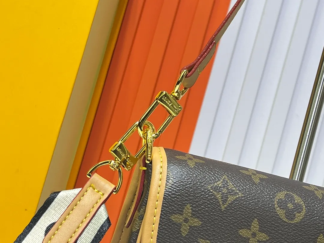 Batch 220💰M45985 Web Diane handbag reshapes the classic design of the 1990s, incorporating retro elements such as leather corners and traditional buckles into the Monogram canvas body, with pockets and a neat inner layer. The wide jacquard shoulder strap features the bold Louis Vuitton logo and Monogram flowers on either side. 24.0 x 15.0 x 9.0 cm cm