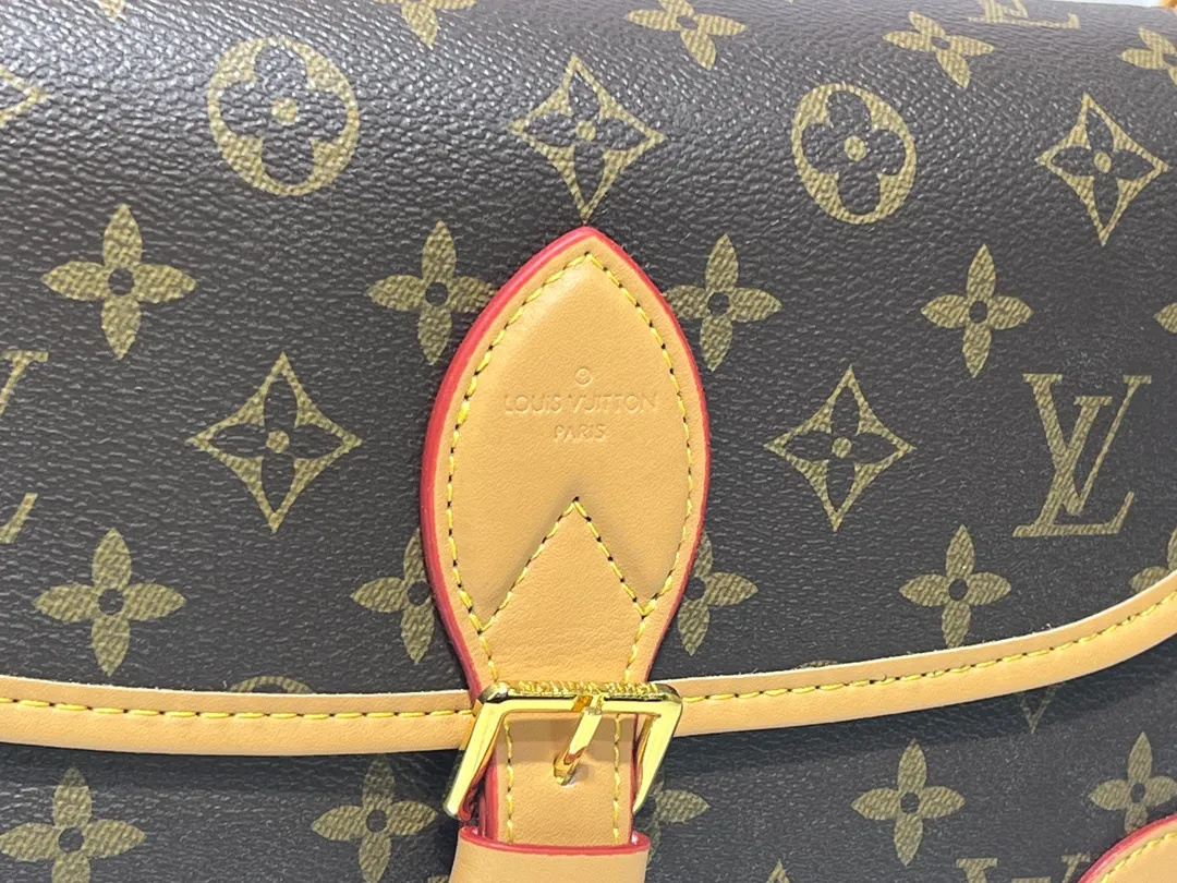 Batch 220💰M45985 Web Diane handbag reshapes the classic design of the 1990s, incorporating retro elements such as leather corners and traditional buckles into the Monogram canvas body, with pockets and a neat inner layer. The wide jacquard shoulder strap features the bold Louis Vuitton logo and Monogram flowers on either side. 24.0 x 15.0 x 9.0 cm cm