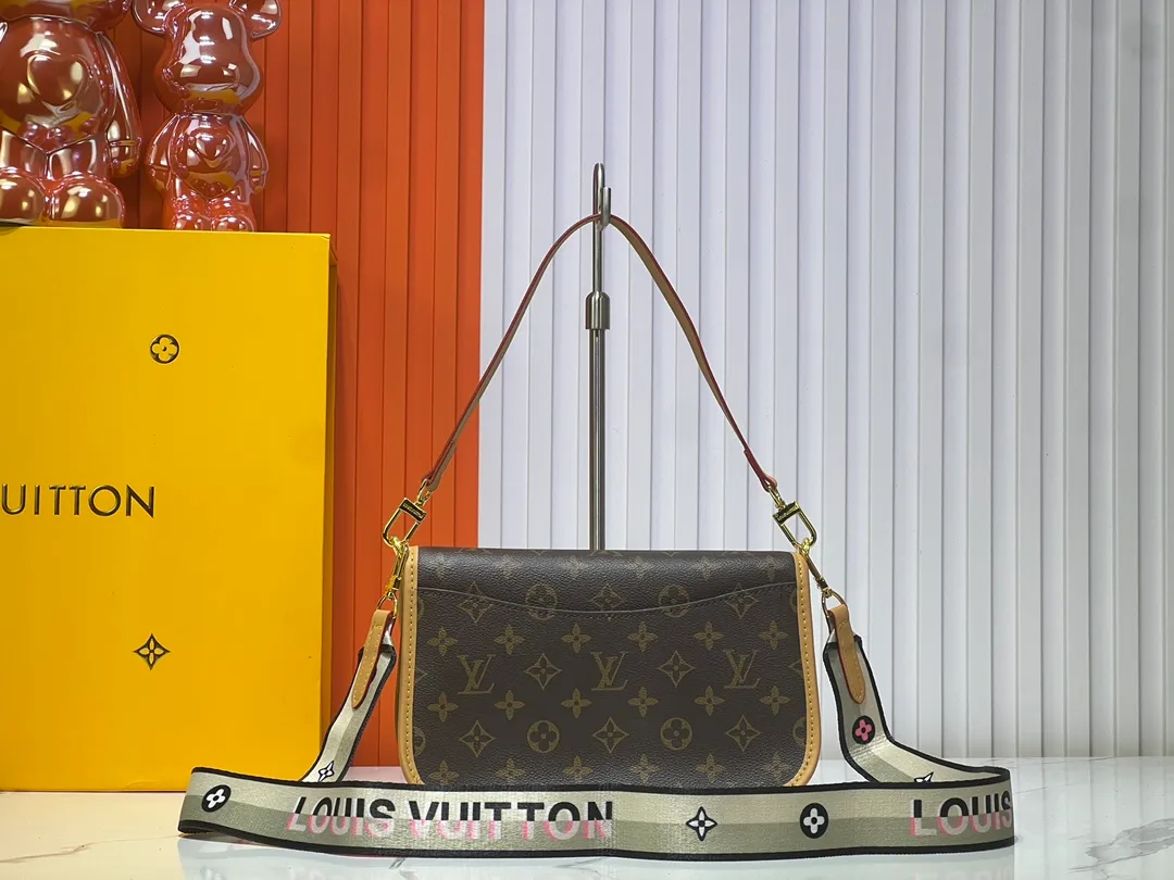 Batch 220💰M45985 Web Diane handbag reshapes the classic design of the 1990s, incorporating retro elements such as leather corners and traditional buckles into the Monogram canvas body, with pockets and a neat inner layer. The wide jacquard shoulder strap features the bold Louis Vuitton logo and Monogram flowers on either side. 24.0 x 15.0 x 9.0 cm cm