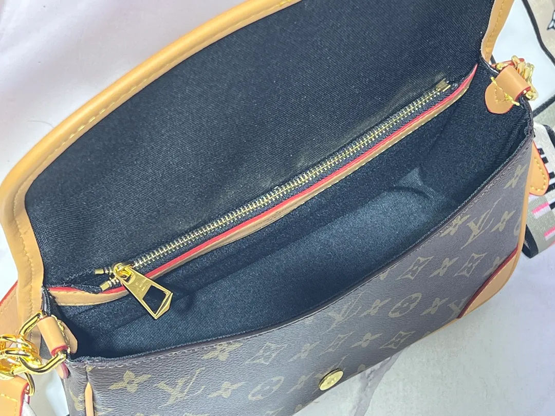Batch 220💰M45985 Web Diane handbag reshapes the classic design of the 1990s, incorporating retro elements such as leather corners and traditional buckles into the Monogram canvas body, with pockets and a neat inner layer. The wide jacquard shoulder strap features the bold Louis Vuitton logo and Monogram flowers on either side. 24.0 x 15.0 x 9.0 cm cm