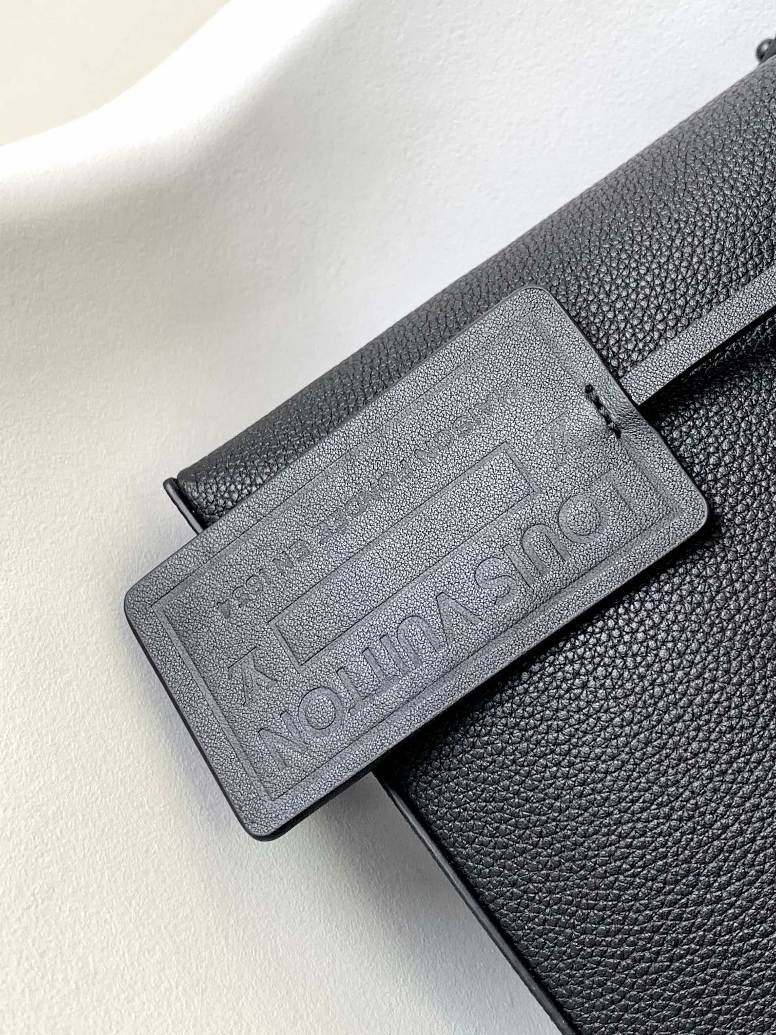 p640💰M81375 Army Green M69837 Black M69837 Gray M82270 Blue Top original model iPad clutch specially designed for new tablet computers. LV Aerogram leather is as soft as old aviation letterhead, with LV letters on the corner. Detachable wrist strap makes traveling easy. 30.0 x 22.0 x 5.0 cm (L x H x W) • LV Aerogram cow leather • Textile lining • Metal hardware • Metal LV logo • Zip closure • Zip front pocket • Card compartment • Removable wrist strap • Handle: Single handle, removable