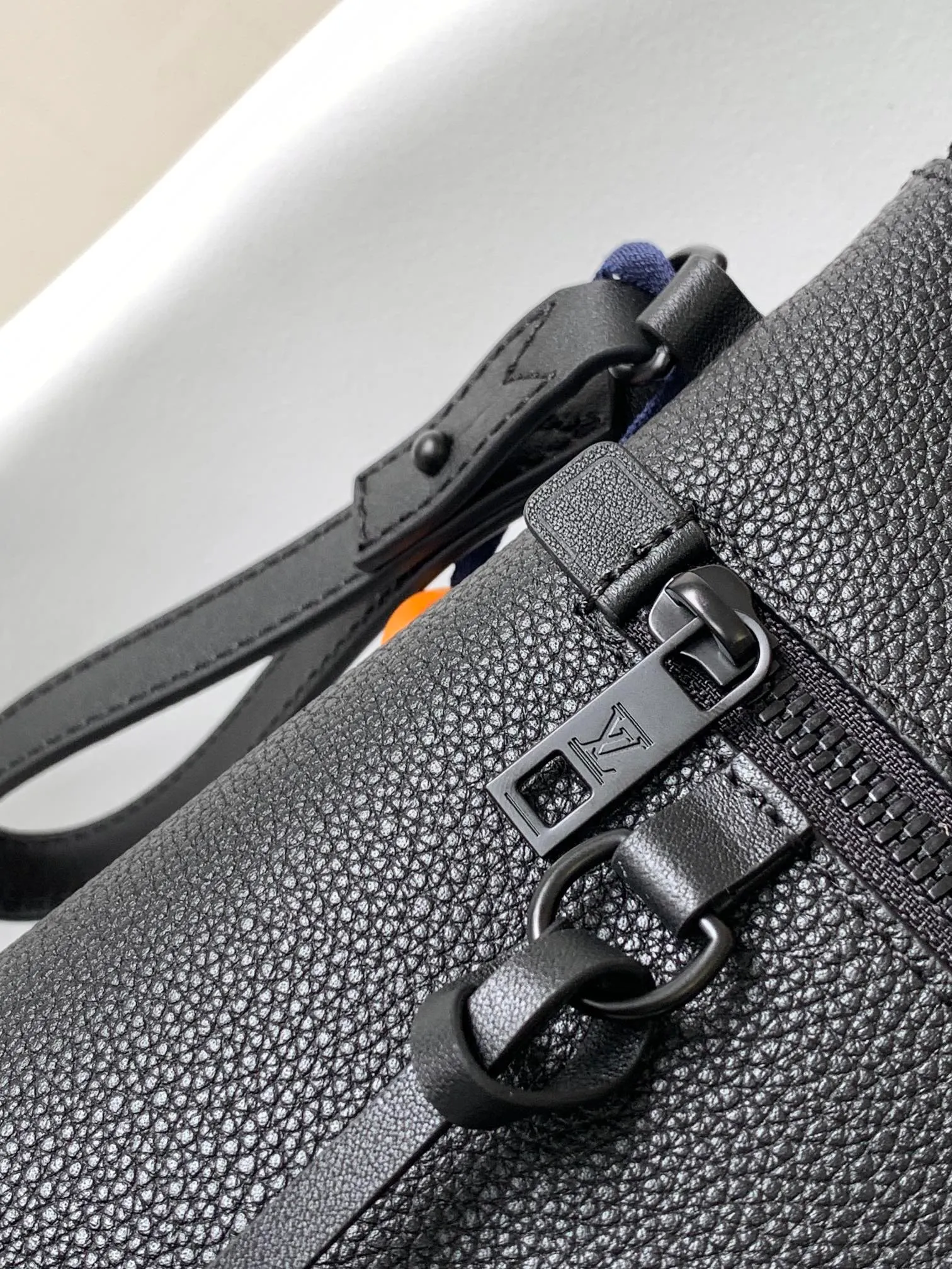 p640💰M81375 Army Green M69837 Black M69837 Gray M82270 Blue Top original model iPad clutch specially designed for new tablet computers. LV Aerogram leather is as soft as old aviation letterhead, with LV letters on the corner. Detachable wrist strap makes traveling easy. 30.0 x 22.0 x 5.0 cm (L x H x W) • LV Aerogram cow leather • Textile lining • Metal hardware • Metal LV logo • Zip closure • Zip front pocket • Card compartment • Removable wrist strap • Handle: Single handle, removable