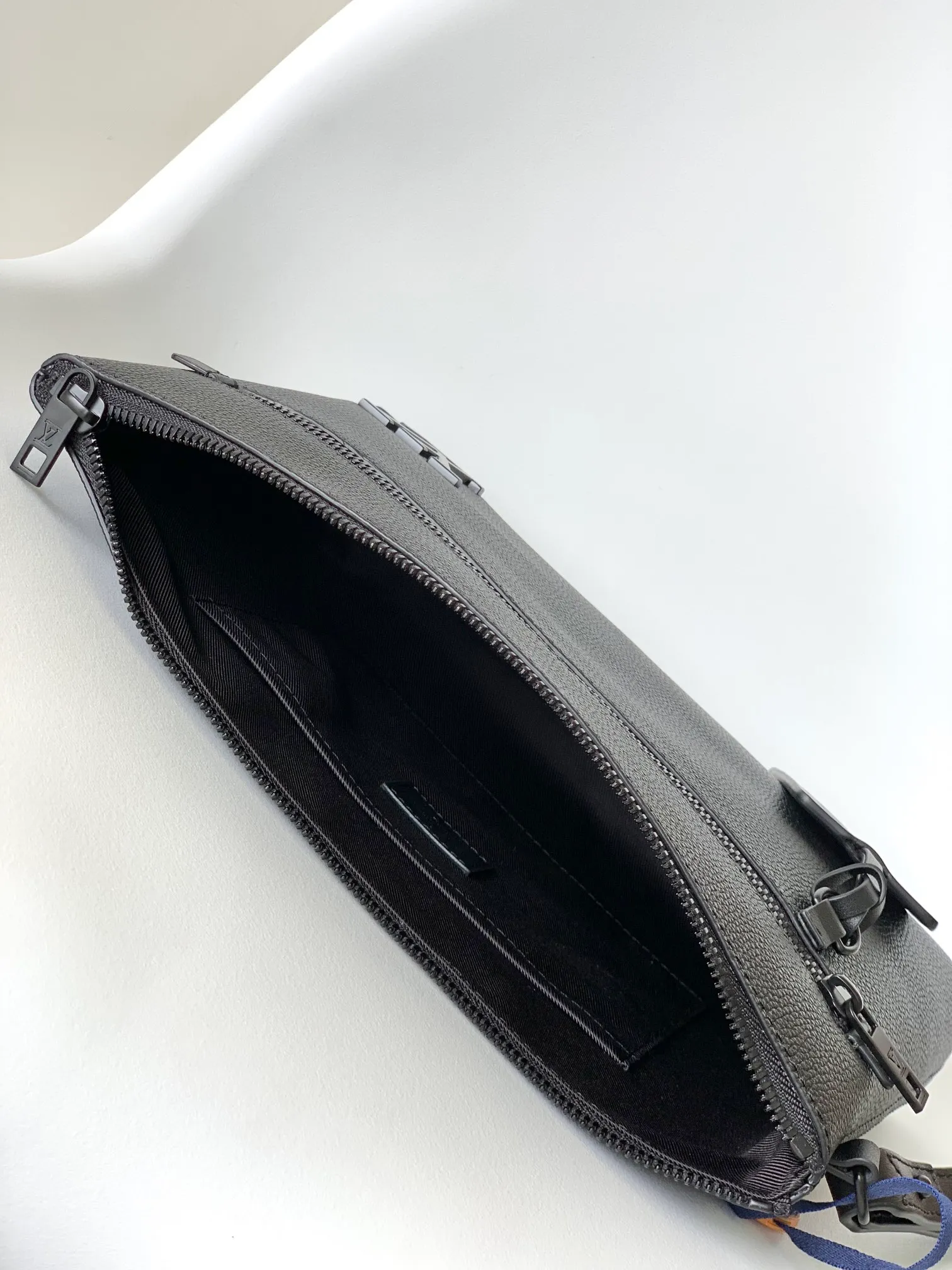 p640💰M81375 Army Green M69837 Black M69837 Gray M82270 Blue Top original model iPad clutch specially designed for new tablet computers. LV Aerogram leather is as soft as old aviation letterhead, with LV letters on the corner. Detachable wrist strap makes traveling easy. 30.0 x 22.0 x 5.0 cm (L x H x W) • LV Aerogram cow leather • Textile lining • Metal hardware • Metal LV logo • Zip closure • Zip front pocket • Card compartment • Removable wrist strap • Handle: Single handle, removable