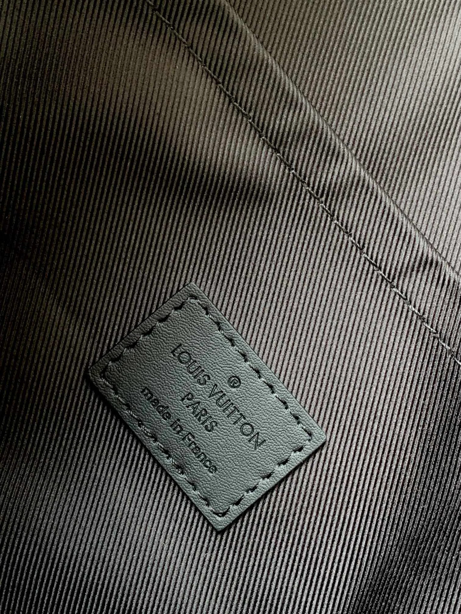 p640💰M81375 Army Green M69837 Black M69837 Gray M82270 Blue Top original model iPad clutch specially designed for new tablet computers. LV Aerogram leather is as soft as old aviation letterhead, with LV letters on the corner. Detachable wrist strap makes traveling easy. 30.0 x 22.0 x 5.0 cm (L x H x W) • LV Aerogram cow leather • Textile lining • Metal hardware • Metal LV logo • Zip closure • Zip front pocket • Card compartment • Removable wrist strap • Handle: Single handle, removable