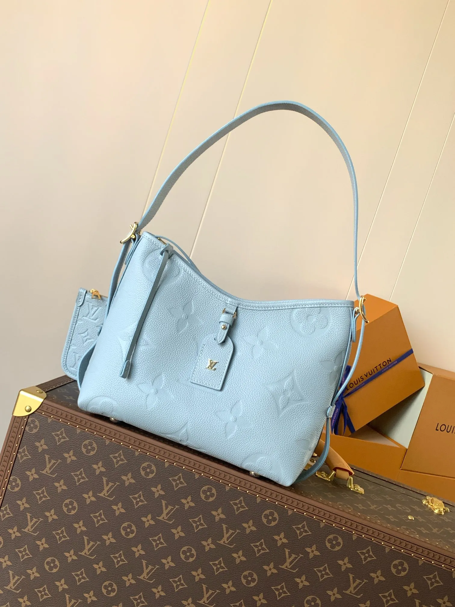 💰1180 (top layer leather) top original order, transcoding chip M14209 pink M46673 light blue M47180 apricot print M46288 black M46293 off-white M46277 apricot M11790 brown This small CarryAll handbag is made of Monogram Empreinte leather, showing the elegant style of the LV Milky Way series. The metal hardware and detachable name tag add to the sophisticated feel, and the interior pockets can safely store valuables. It can be carried by hand or by the shoulder strap to explore more carrying methods.  24 x 12 x 29.5 cm (H x W x L) Embossed grained cowhide Leather trim Textile lining Metal hardware Zip closure Internal slip pocket Internal zipper pocket Removable name tag Holds smartphone, 10" tablet, keys, Zippy wallet and headphones Shoulder strap: removable, adjustable Half-length strap: 32.0 cm Half-length strap adjustable to: 50.0 cm