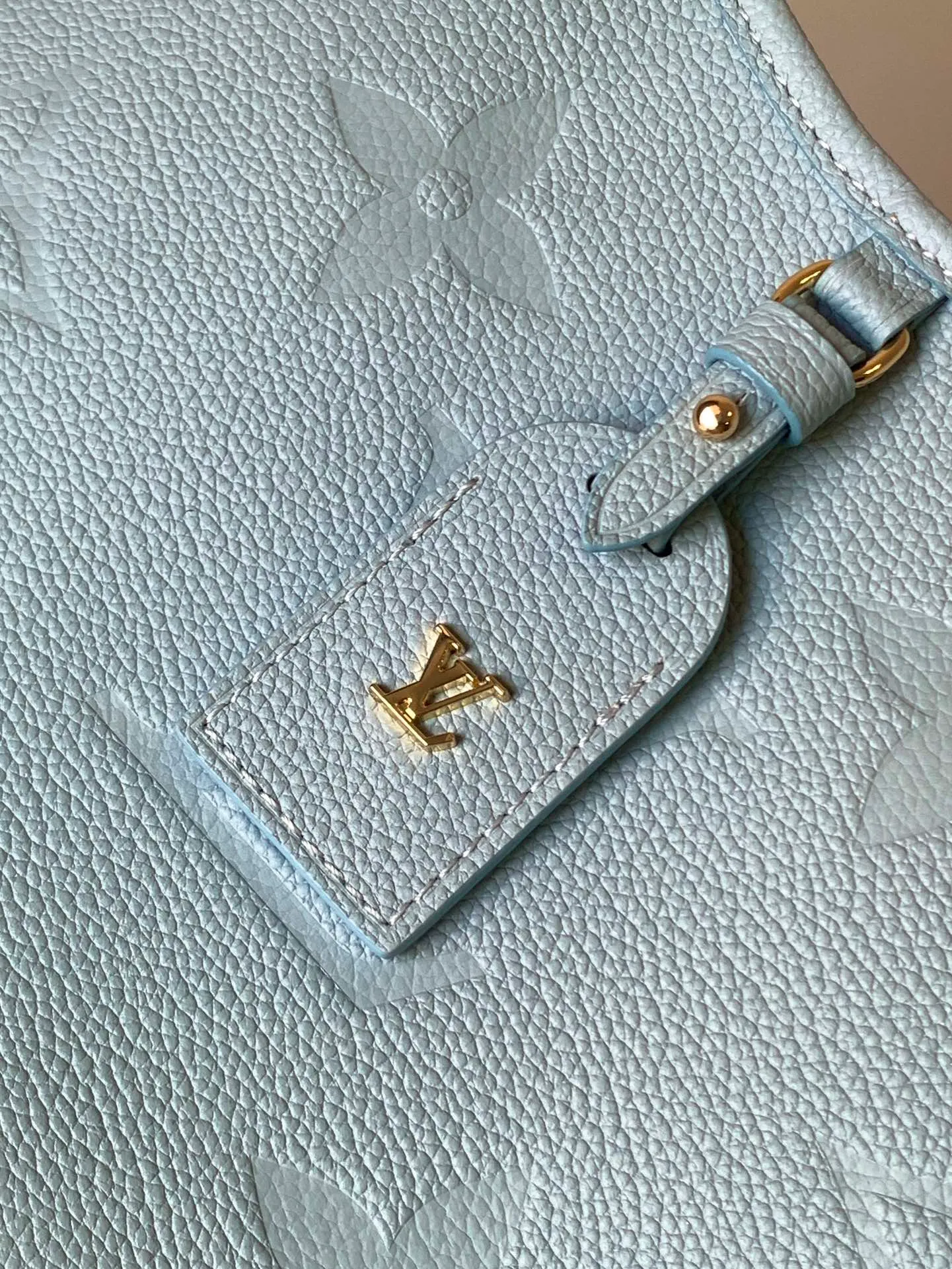 💰1180 (top layer leather) top original order, transcoding chip M14209 pink M46673 light blue M47180 apricot print M46288 black M46293 off-white M46277 apricot M11790 brown This small CarryAll handbag is made of Monogram Empreinte leather, showing the elegant style of the LV Milky Way series. The metal hardware and detachable name tag add to the sophisticated feel, and the interior pockets can safely store valuables. It can be carried by hand or by the shoulder strap to explore more carrying methods.  24 x 12 x 29.5 cm (H x W x L) Embossed grained cowhide Leather trim Textile lining Metal hardware Zip closure Internal slip pocket Internal zipper pocket Removable name tag Holds smartphone, 10" tablet, keys, Zippy wallet and headphones Shoulder strap: removable, adjustable Half-length strap: 32.0 cm Half-length strap adjustable to: 50.0 cm