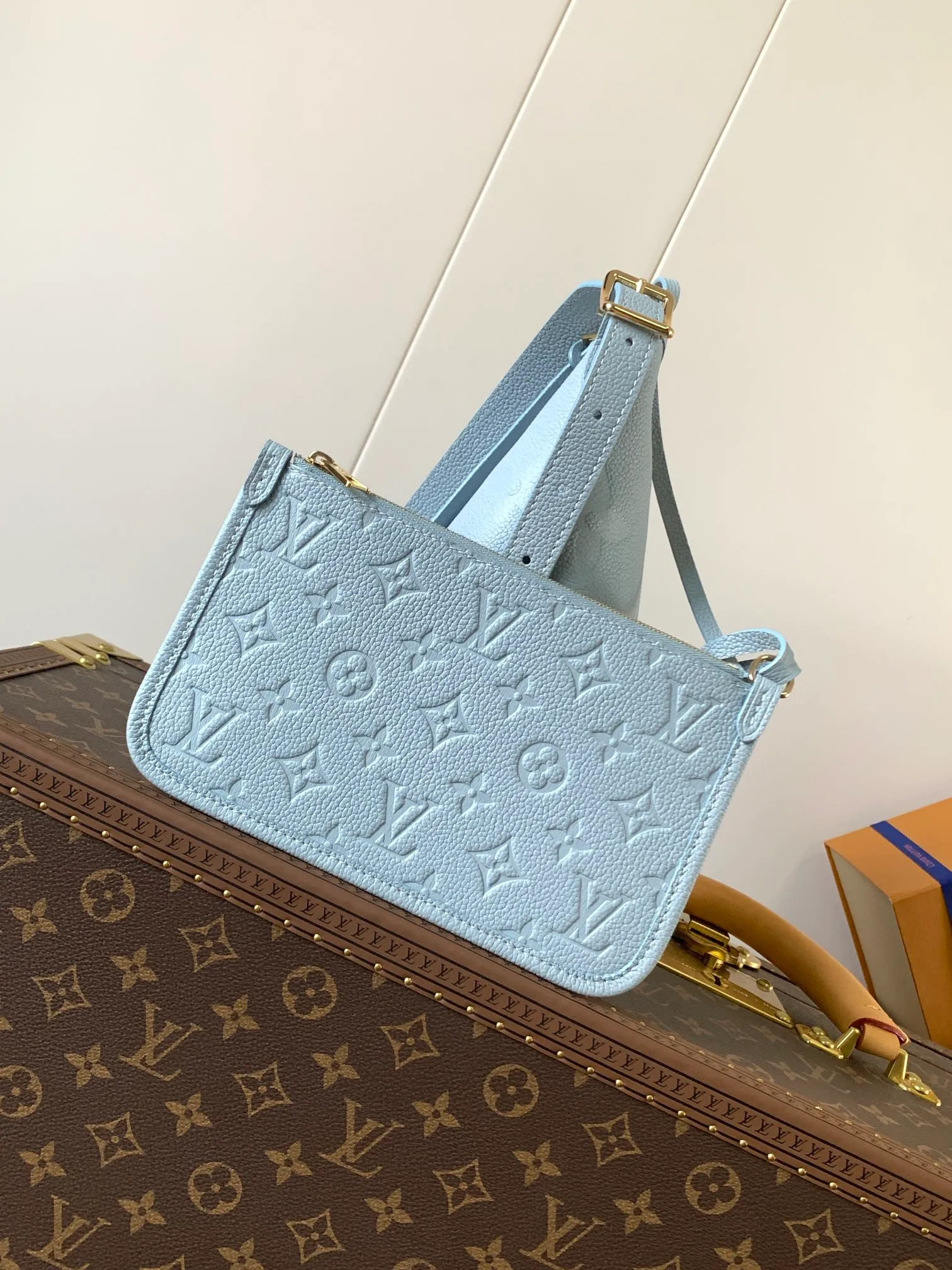 💰1180 (top layer leather) top original order, transcoding chip M14209 pink M46673 light blue M47180 apricot print M46288 black M46293 off-white M46277 apricot M11790 brown This small CarryAll handbag is made of Monogram Empreinte leather, showing the elegant style of the LV Milky Way series. The metal hardware and detachable name tag add to the sophisticated feel, and the interior pockets can safely store valuables. It can be carried by hand or by the shoulder strap to explore more carrying methods.  24 x 12 x 29.5 cm (H x W x L) Embossed grained cowhide Leather trim Textile lining Metal hardware Zip closure Internal slip pocket Internal zipper pocket Removable name tag Holds smartphone, 10" tablet, keys, Zippy wallet and headphones Shoulder strap: removable, adjustable Half-length strap: 32.0 cm Half-length strap adjustable to: 50.0 cm