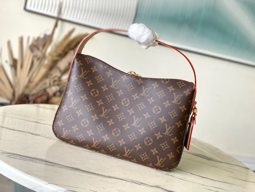 💰840 (steel lock) Top original order M11952 This small Slouchy handbag is made of Louis Vuitton's classic Monogram canvas. It has a unique silhouette that can be used as a shoulder or a hand carry to suit various occasions such as business office or weekend travel. Brand-new padlocks and name tags mark the new season, highlighting the brand’s long heritage and exquisite craftsmanship. Dimensions: 33 × 22 × 9cm