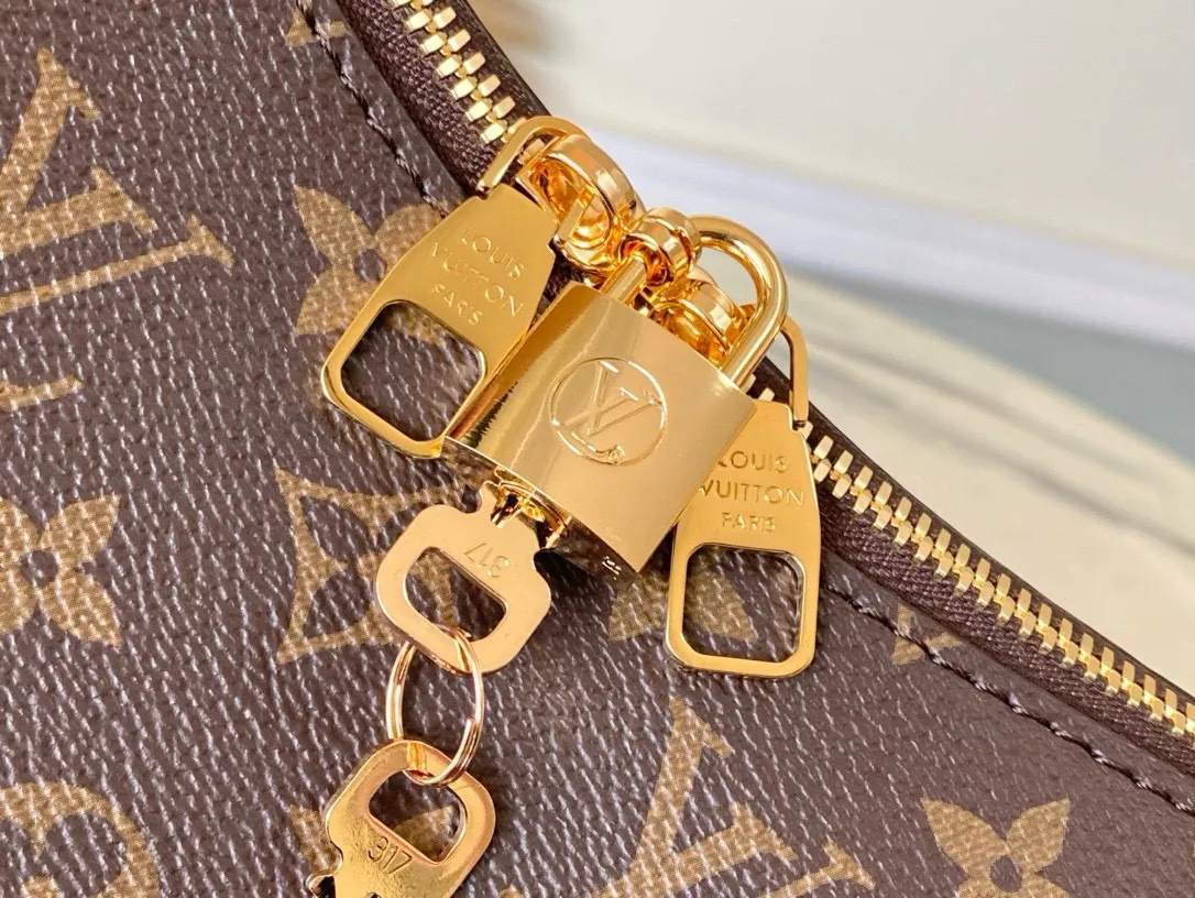 💰840 (steel lock) Top original order M11952 This small Slouchy handbag is made of Louis Vuitton's classic Monogram canvas. It has a unique silhouette that can be used as a shoulder or a hand carry to suit various occasions such as business office or weekend travel. Brand-new padlocks and name tags mark the new season, highlighting the brand’s long heritage and exquisite craftsmanship. Dimensions: 33 × 22 × 9cm