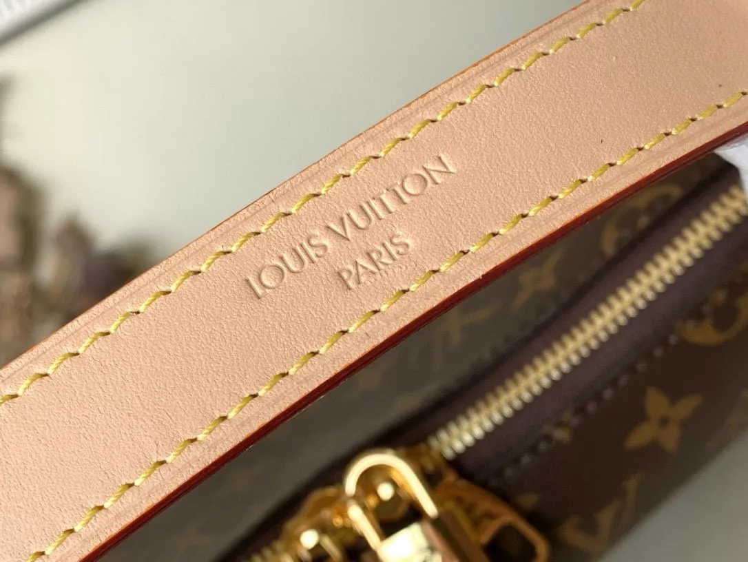💰840 (steel lock) Top original order M11952 This small Slouchy handbag is made of Louis Vuitton's classic Monogram canvas. It has a unique silhouette that can be used as a shoulder or a hand carry to suit various occasions such as business office or weekend travel. Brand-new padlocks and name tags mark the new season, highlighting the brand’s long heritage and exquisite craftsmanship. Dimensions: 33 × 22 × 9cm