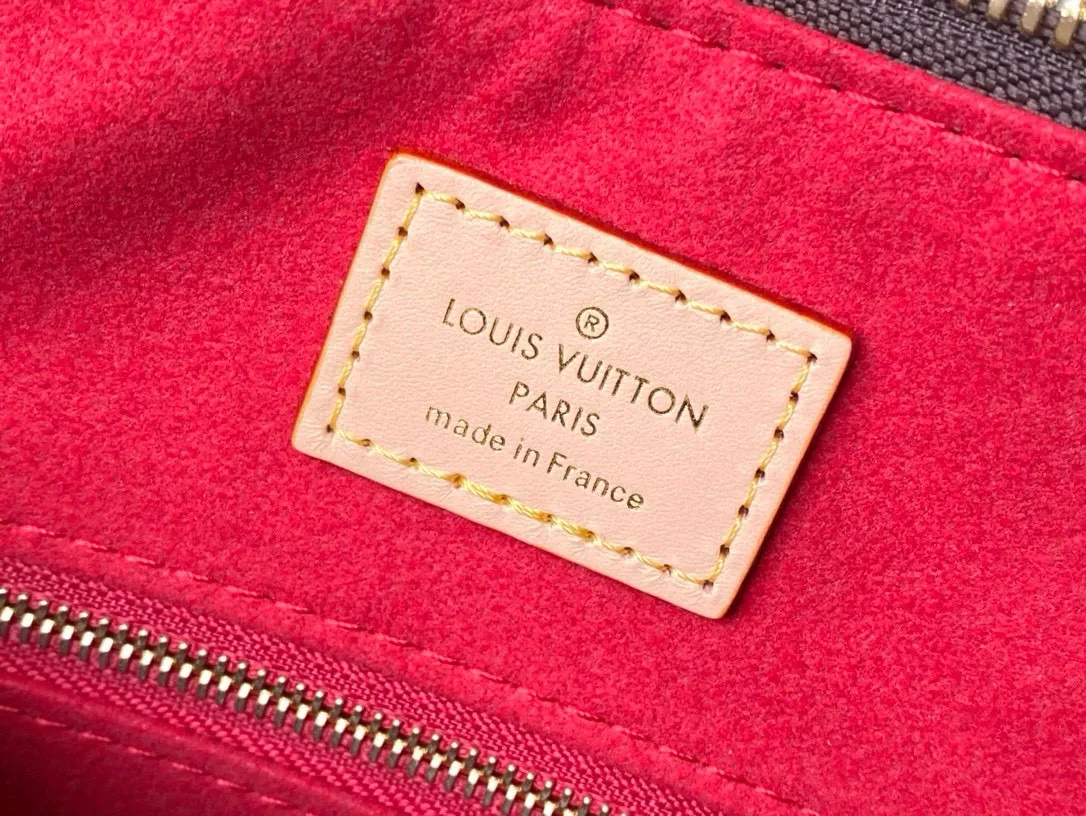 💰840 (steel lock) Top original order M11952 This small Slouchy handbag is made of Louis Vuitton's classic Monogram canvas. It has a unique silhouette that can be used as a shoulder or a hand carry to suit various occasions such as business office or weekend travel. Brand-new padlocks and name tags mark the new season, highlighting the brand’s long heritage and exquisite craftsmanship. Dimensions: 33 × 22 × 9cm