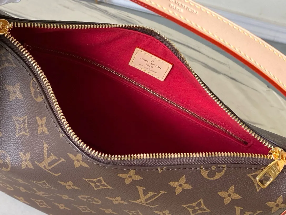 💰840 (steel lock) Top original order M11952 This small Slouchy handbag is made of Louis Vuitton's classic Monogram canvas. It has a unique silhouette that can be used as a shoulder or a hand carry to suit various occasions such as business office or weekend travel. Brand-new padlocks and name tags mark the new season, highlighting the brand’s long heritage and exquisite craftsmanship. Dimensions: 33 × 22 × 9cm