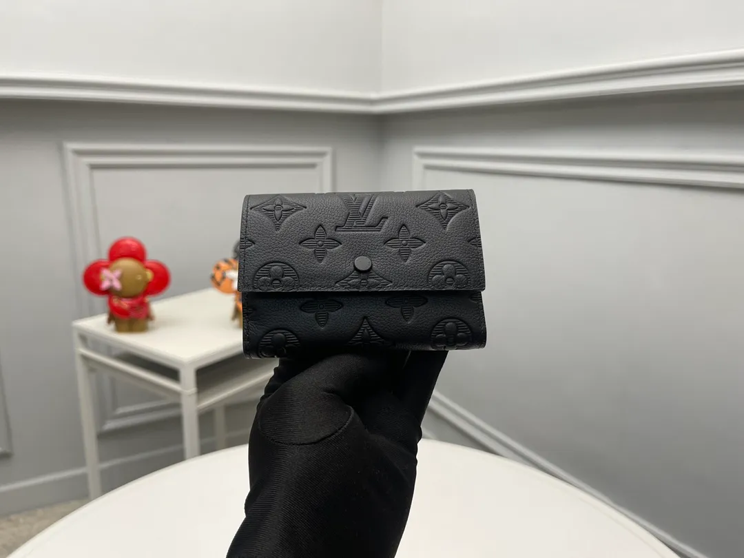 Factory price 400 [Top original order] M12635 embossed 👏👏 Single shadow leather that is embossed with a single pattern has been updated with a "Quite luxury" atmosphere to create a compact size "Victor wallet". In addition to the zippered pockets, it has a practical interior including a note and receipt pocket and five card slots. The bezel that opens and closes with the shutter button signed "Louis Vuitton" is also very attractive. Dimensions: 11.5 x 9 x 2.5. 🎁🎁18810.