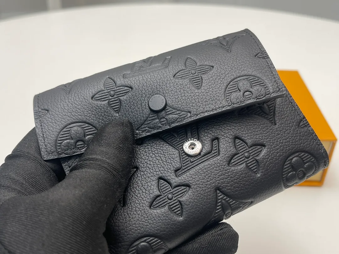 Factory price 400 [Top original order] M12635 embossed 👏👏 Single shadow leather that is embossed with a single pattern has been updated with a "Quite luxury" atmosphere to create a compact size "Victor wallet". In addition to the zippered pockets, it has a practical interior including a note and receipt pocket and five card slots. The bezel that opens and closes with the shutter button signed "Louis Vuitton" is also very attractive. Dimensions: 11.5 x 9 x 2.5. 🎁🎁18810.
