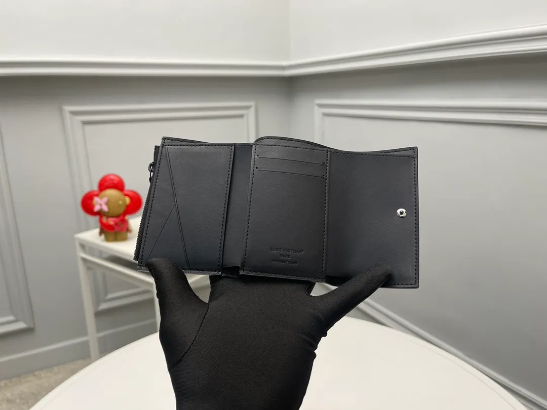Factory price 400 [Top original order] M12635 embossed 👏👏 Single shadow leather that is embossed with a single pattern has been updated with a "Quite luxury" atmosphere to create a compact size "Victor wallet". In addition to the zippered pockets, it has a practical interior including a note and receipt pocket and five card slots. The bezel that opens and closes with the shutter button signed "Louis Vuitton" is also very attractive. Dimensions: 11.5 x 9 x 2.5. 🎁🎁18810.