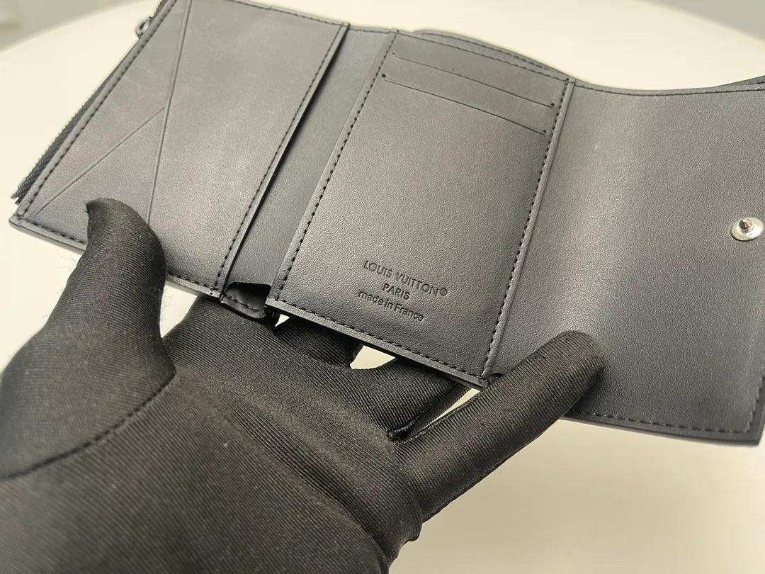 Factory price 400 [Top original order] M12635 embossed 👏👏 Single shadow leather that is embossed with a single pattern has been updated with a "Quite luxury" atmosphere to create a compact size "Victor wallet". In addition to the zippered pockets, it has a practical interior including a note and receipt pocket and five card slots. The bezel that opens and closes with the shutter button signed "Louis Vuitton" is also very attractive. Dimensions: 11.5 x 9 x 2.5. 🎁🎁18810.