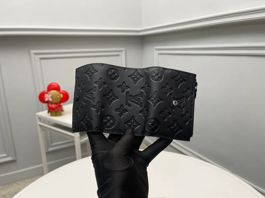 Factory price 400 [Top original order] M12635 embossed 👏👏 Single shadow leather that is embossed with a single pattern has been updated with a "Quite luxury" atmosphere to create a compact size "Victor wallet". In addition to the zippered pockets, it has a practical interior including a note and receipt pocket and five card slots. The bezel that opens and closes with the shutter button signed "Louis Vuitton" is also very attractive. Dimensions: 11.5 x 9 x 2.5. 🎁🎁18810.
